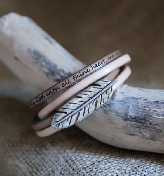 Bracelet cuir double en duo d&eacute;cor&eacute; d'une plume argent&eacute;e