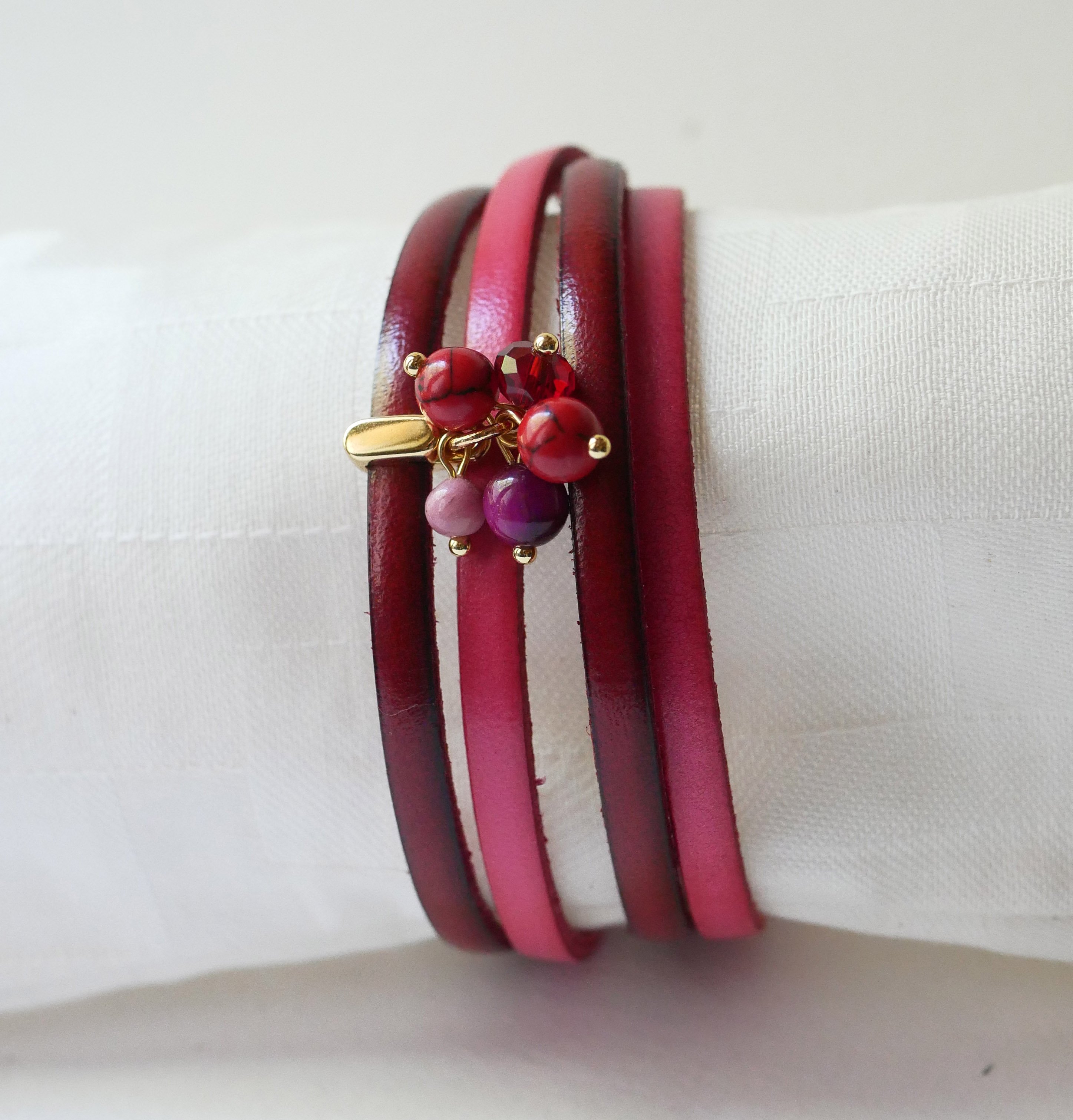 Bracelet cuir double en duo d&eacute;cor&eacute; de perles fuchsia