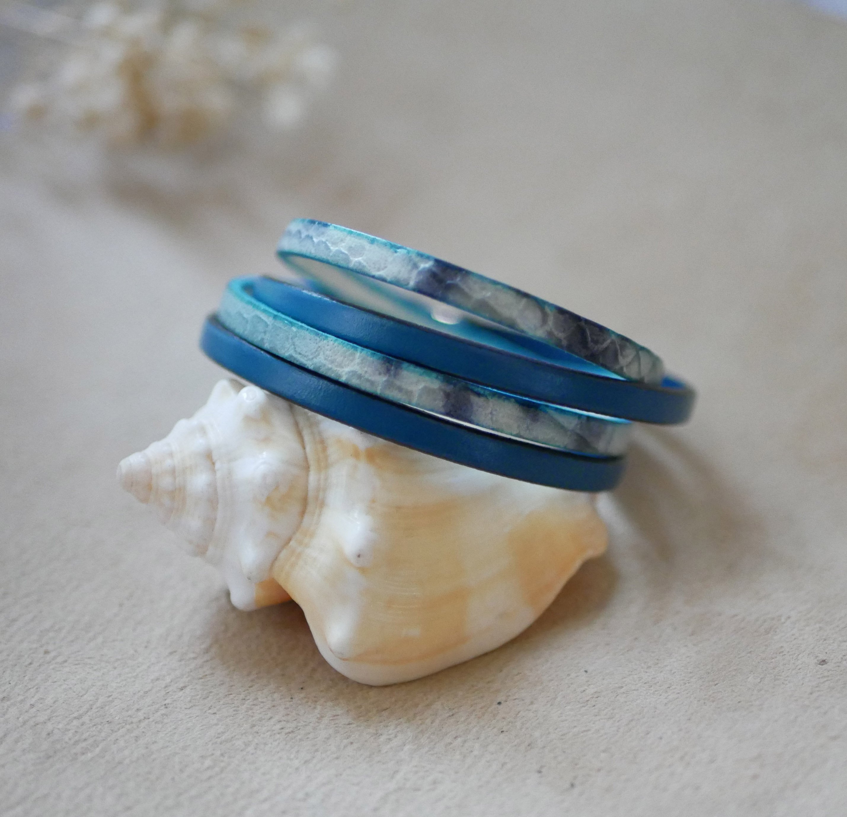 Bracelet cuir double tour avec un imprim&eacute; &eacute;cailles bleu gris et un cuir couleur au choix 