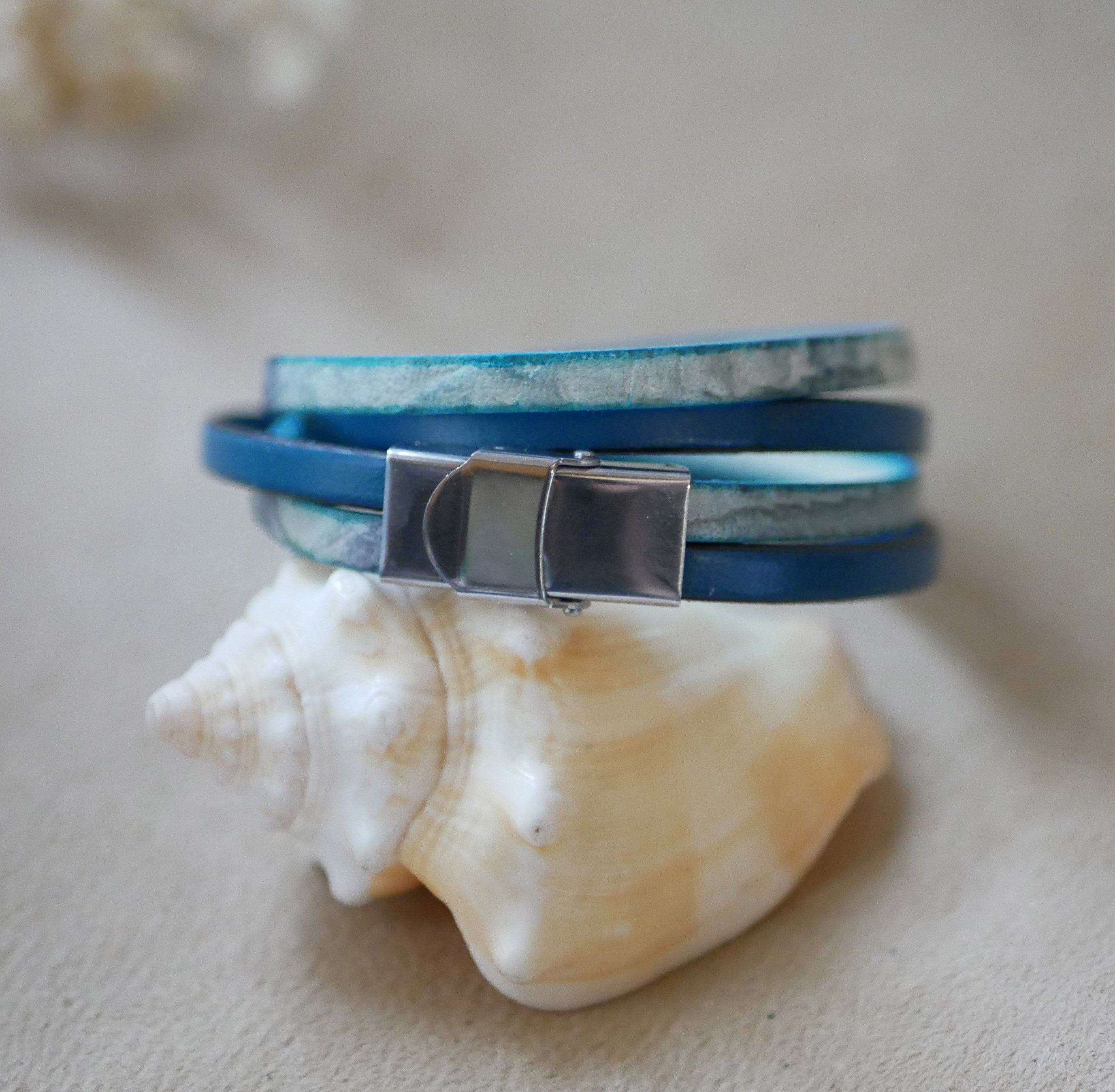 Bracelet cuir double tour avec un imprim&eacute; &eacute;cailles bleu gris et un cuir couleur au choix 