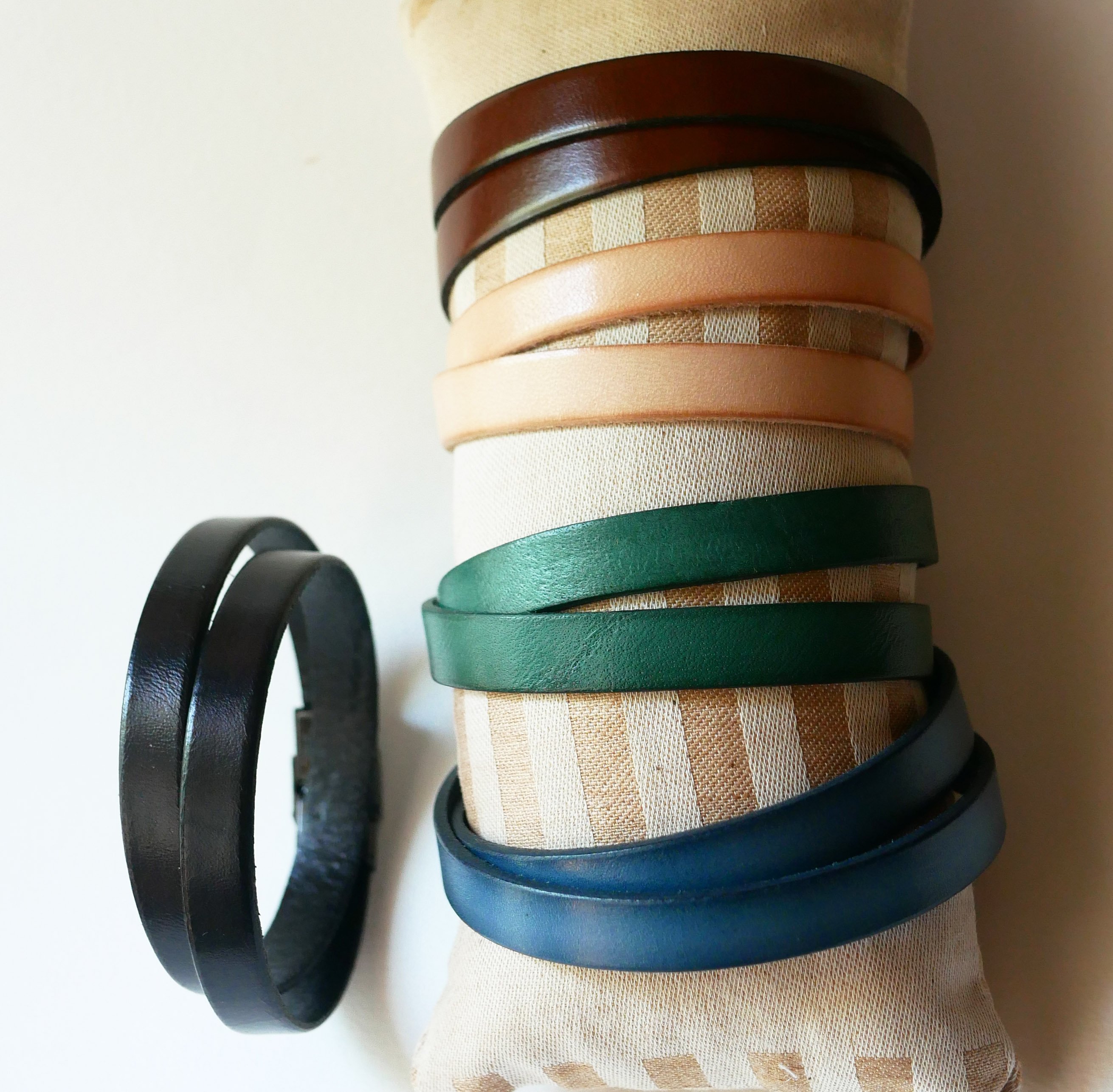 Bracelet cuir double tours de poignet pour homme personnalisable par gravure