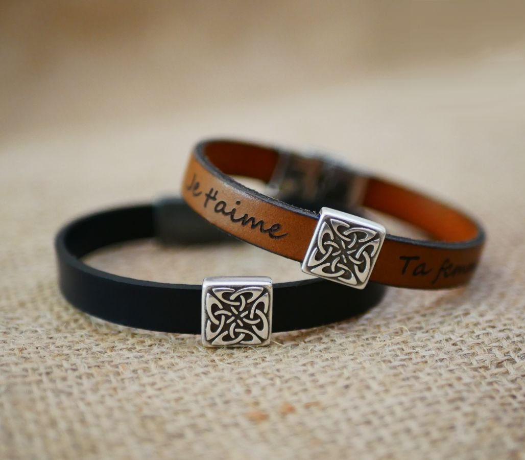 Bracelet cuir décoré d'un carré celtique personnalisable par gravure