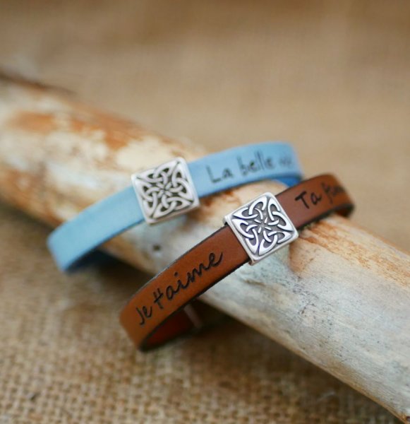 Bracelet cuir d&eacute;cor&eacute; d'un carr&eacute; celtique personnalisable par gravure