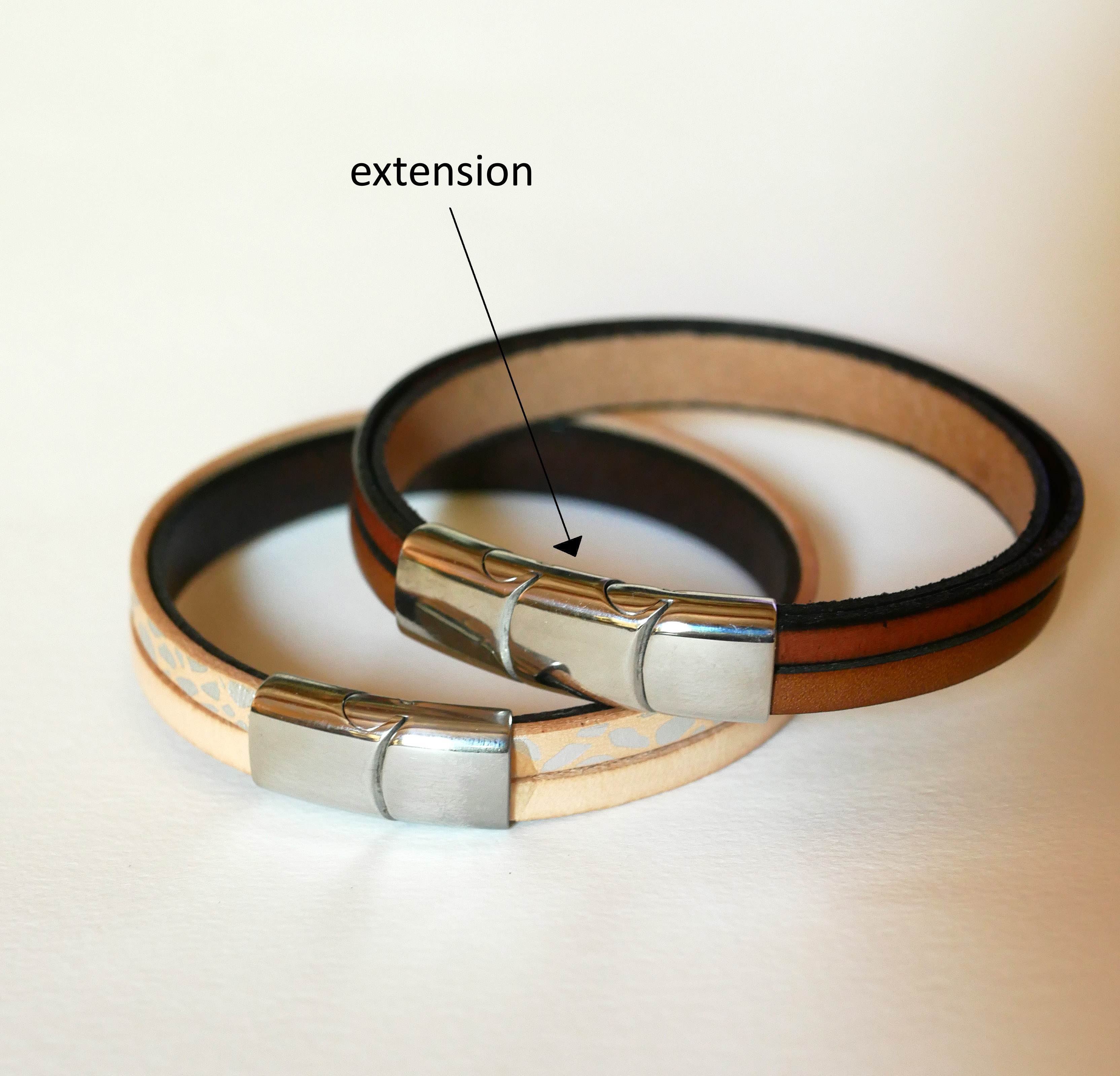 Bracelet cuir fauve doubl&eacute; d&eacute;cor m&eacute;tal tress&eacute; fermoir aimant&eacute;