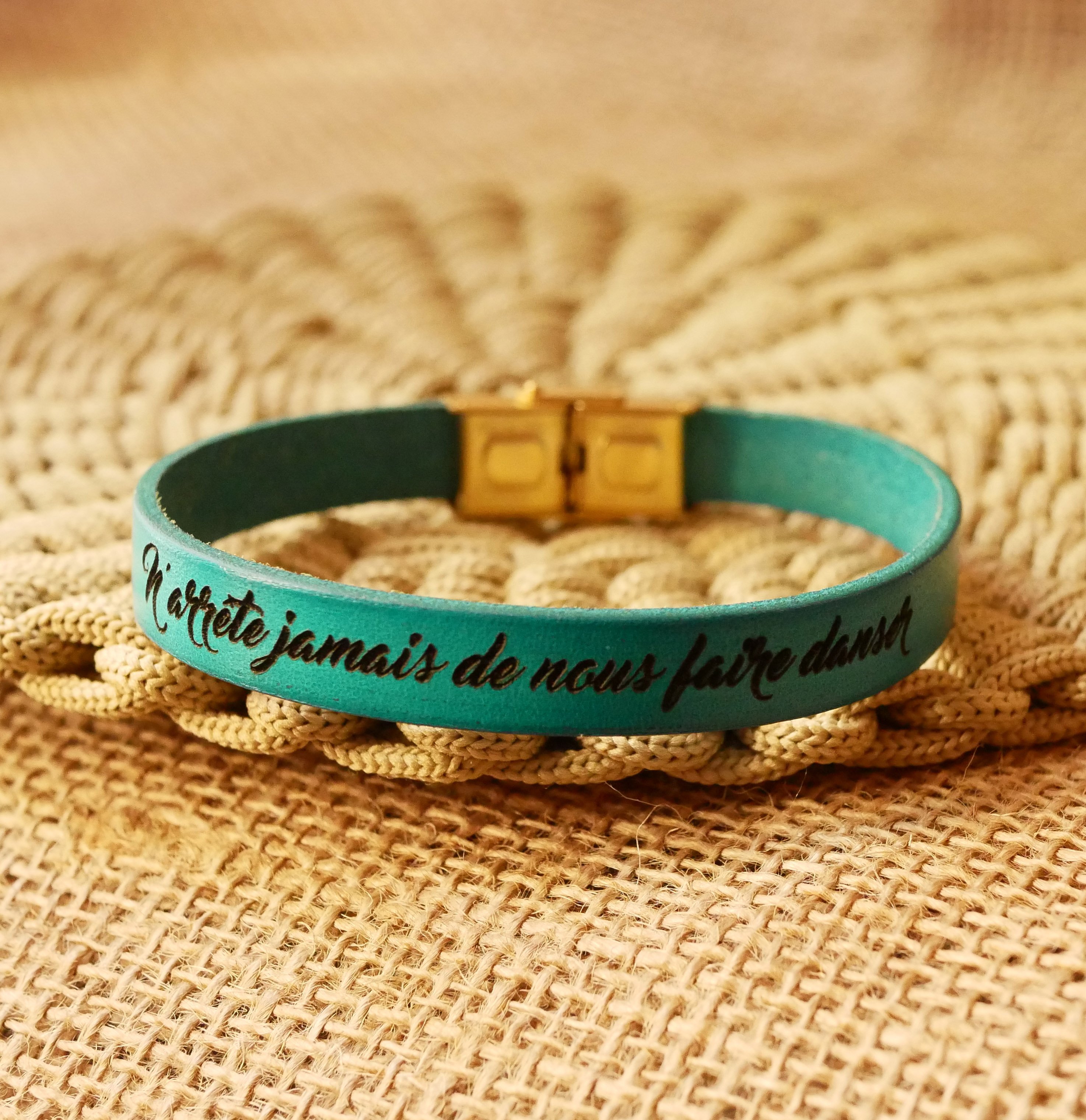Bracelet cuir femme fermoir doré personnalisé par gravure 