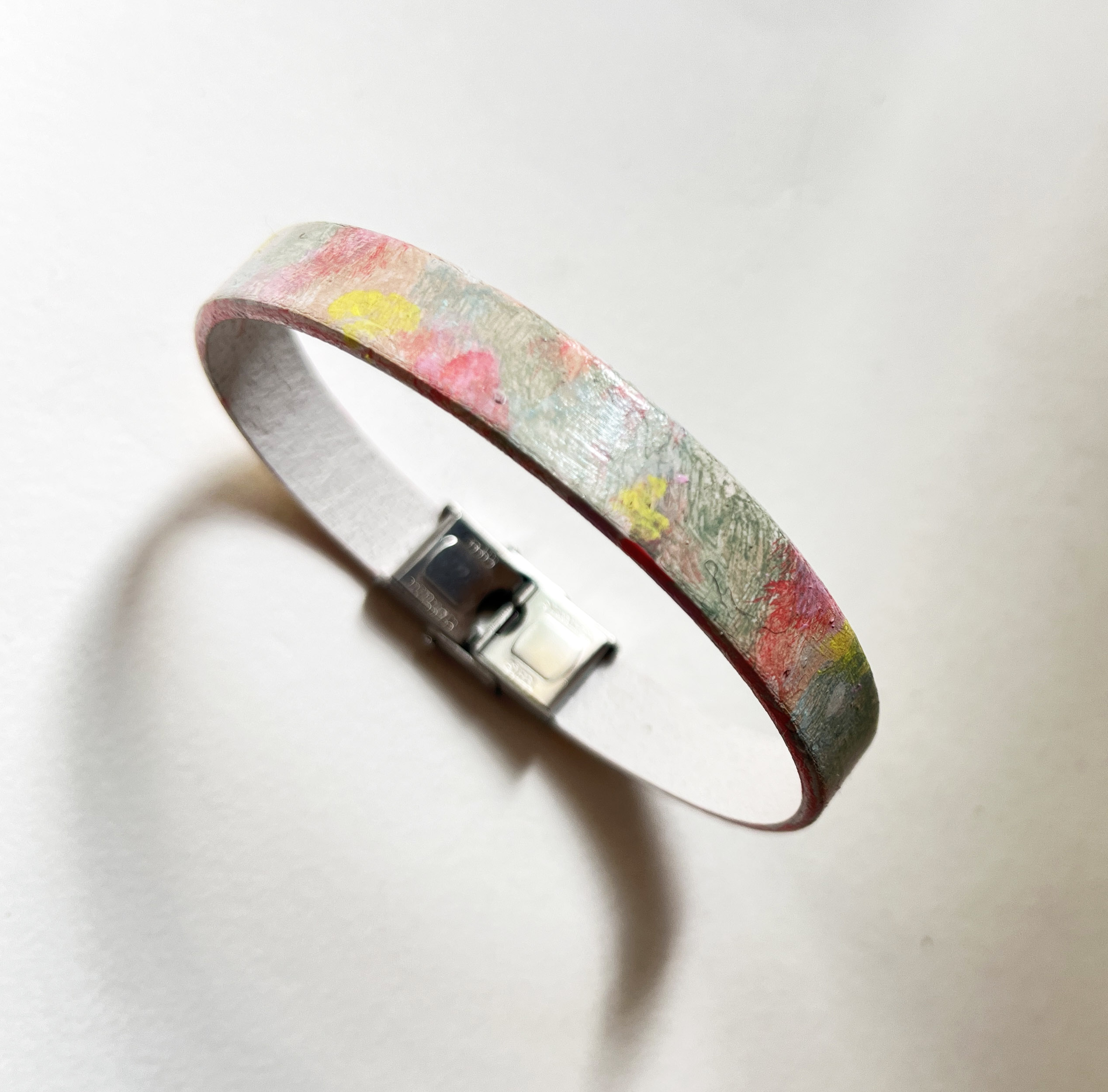 Bracelet en cuir peint personnalisable gravé au dos