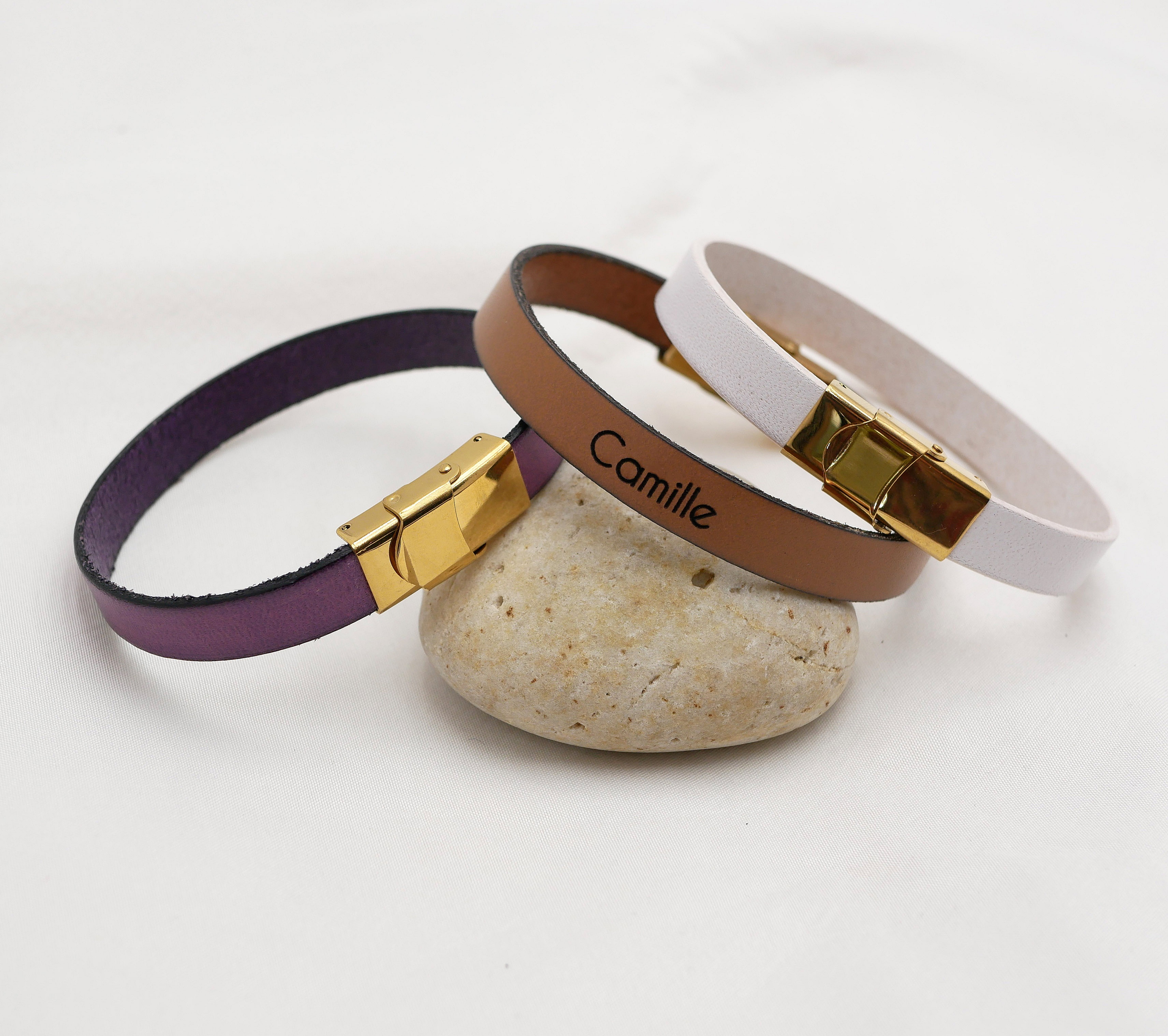 Bracelets en cuir pour femme avec fermoir doré gravé.