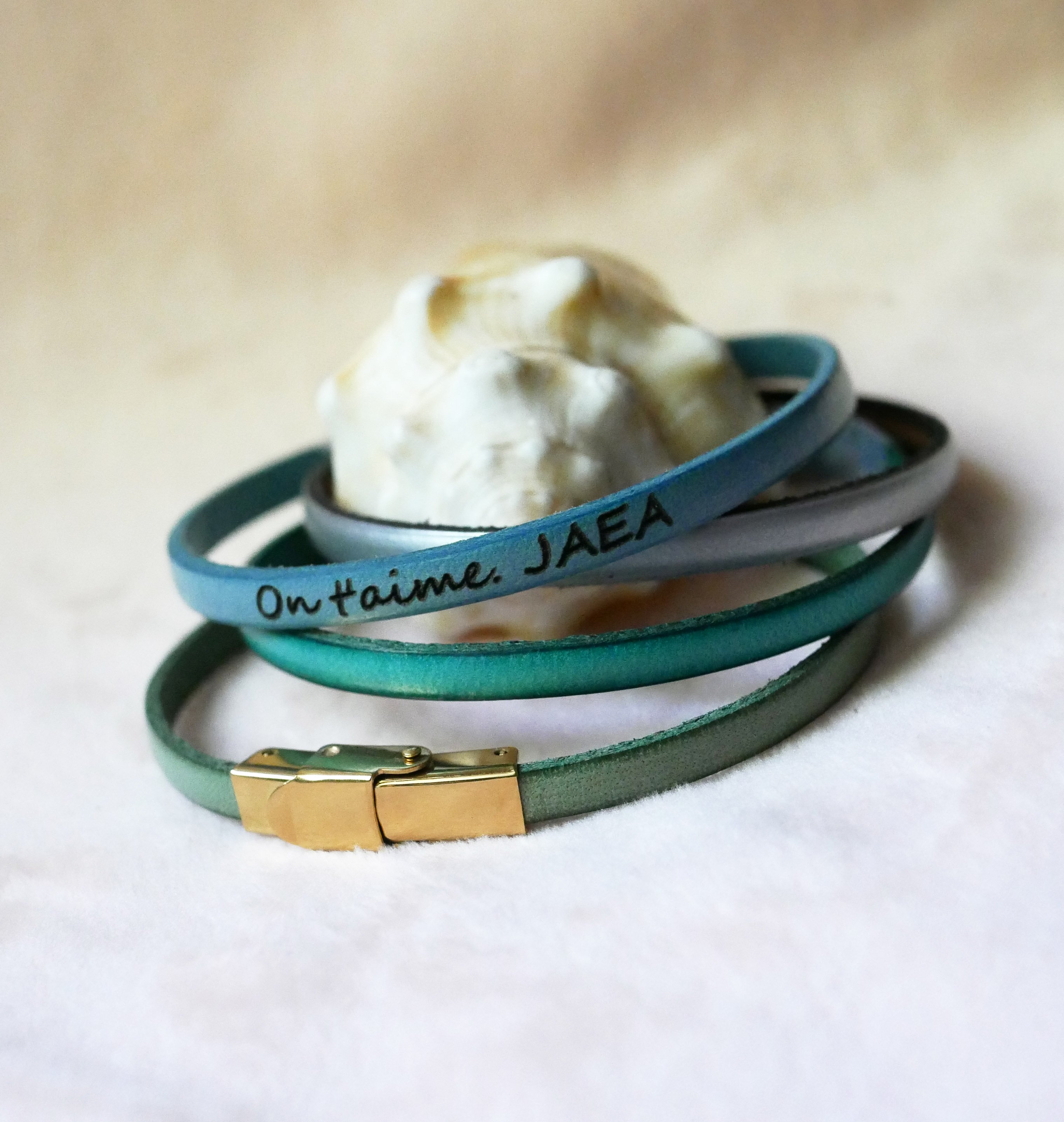 Bracelet cuir fin fermoir dor&eacute; ajustable personnalisable par gravure 