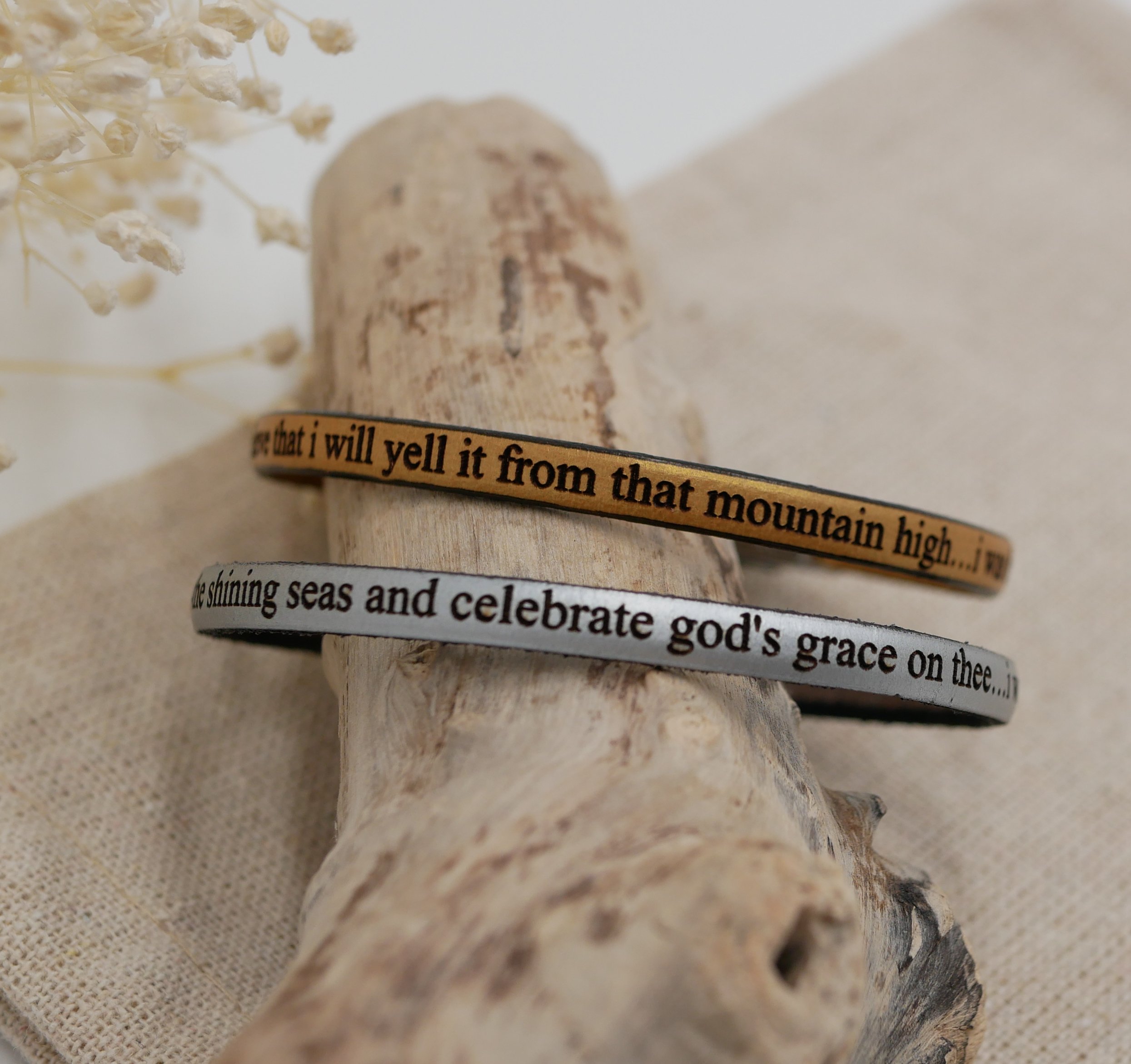 Bracelet cuir fin au fermoir magn&eacute;tique dor&eacute; personnalis&eacute; par gravure 