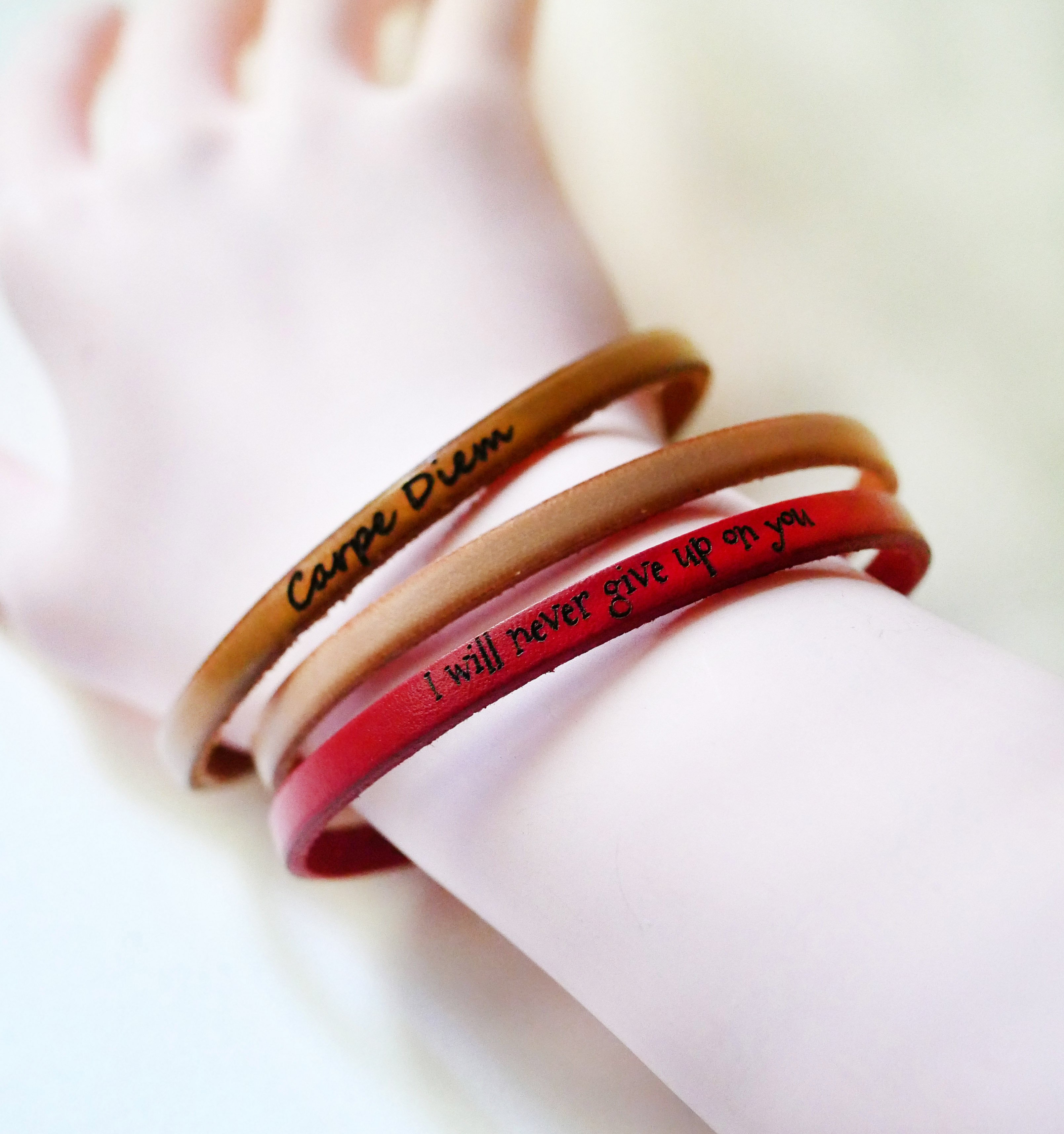 Bracelet cuir fin fermoir doré ajustable personnalisable par gravure 