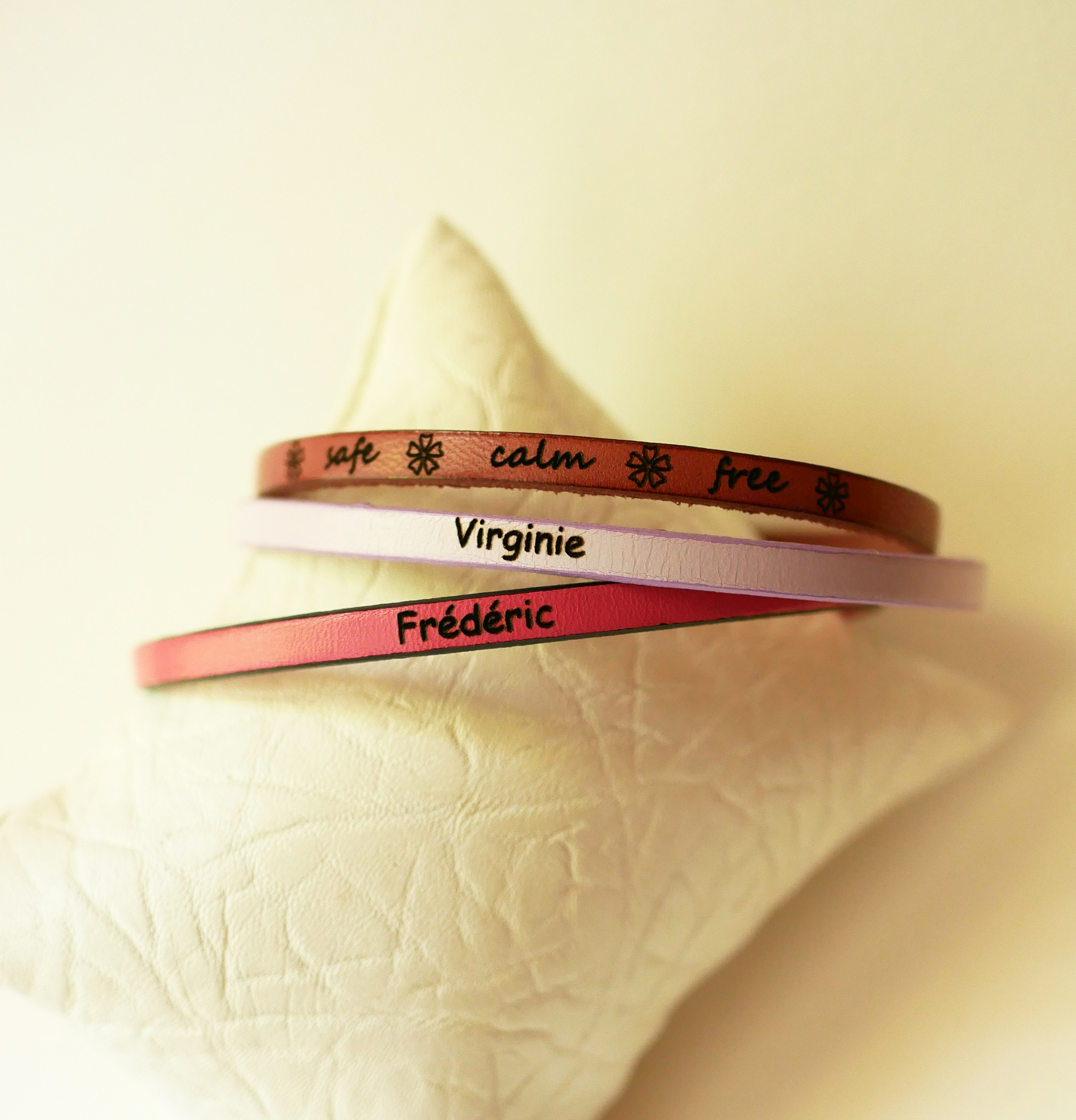Bracelet cuir fin fermoir doré ajustable personnalisable par gravure 