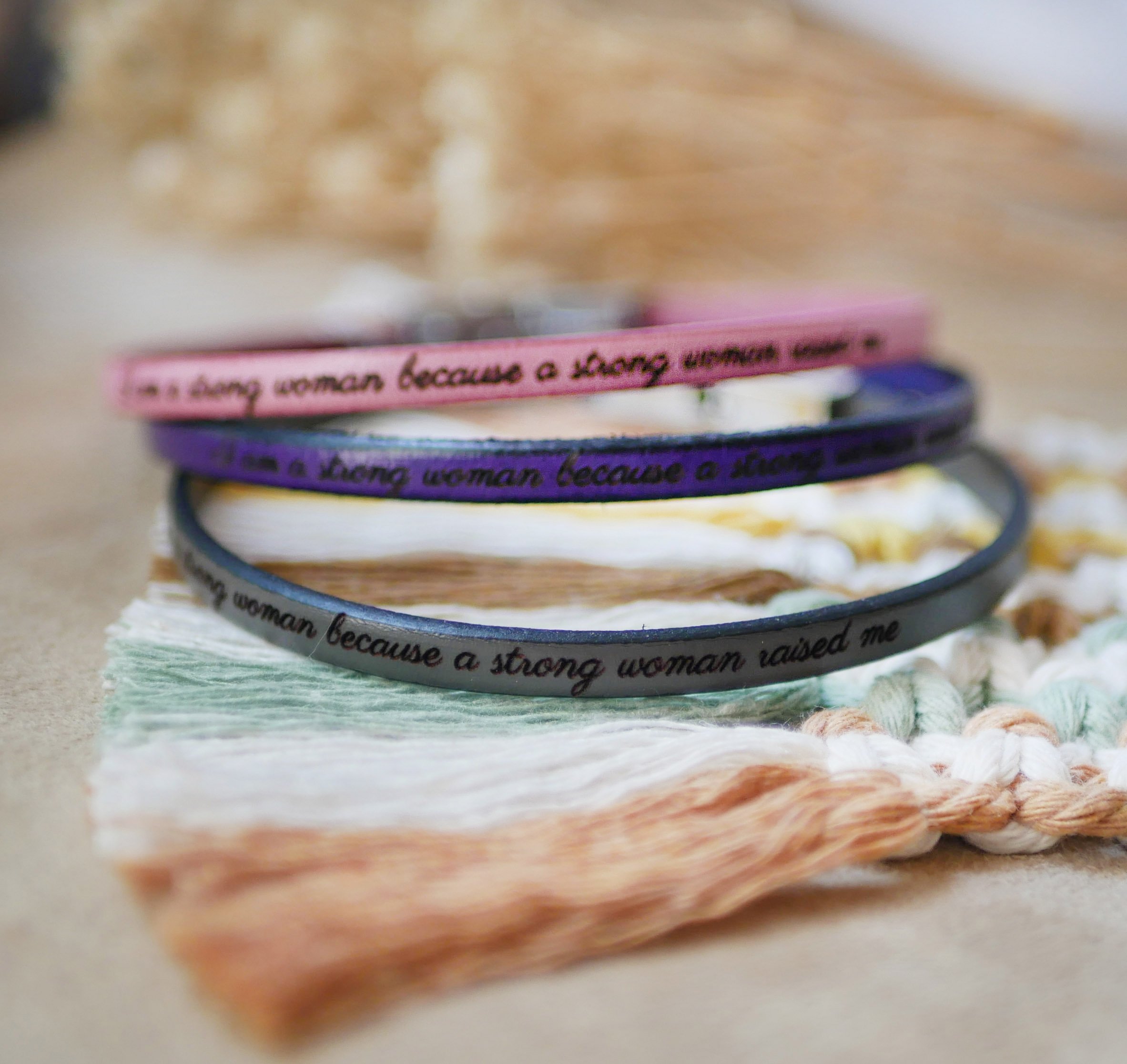 Bracelet cuir fin fermoir dor&eacute; ajustable personnalisable par gravure 