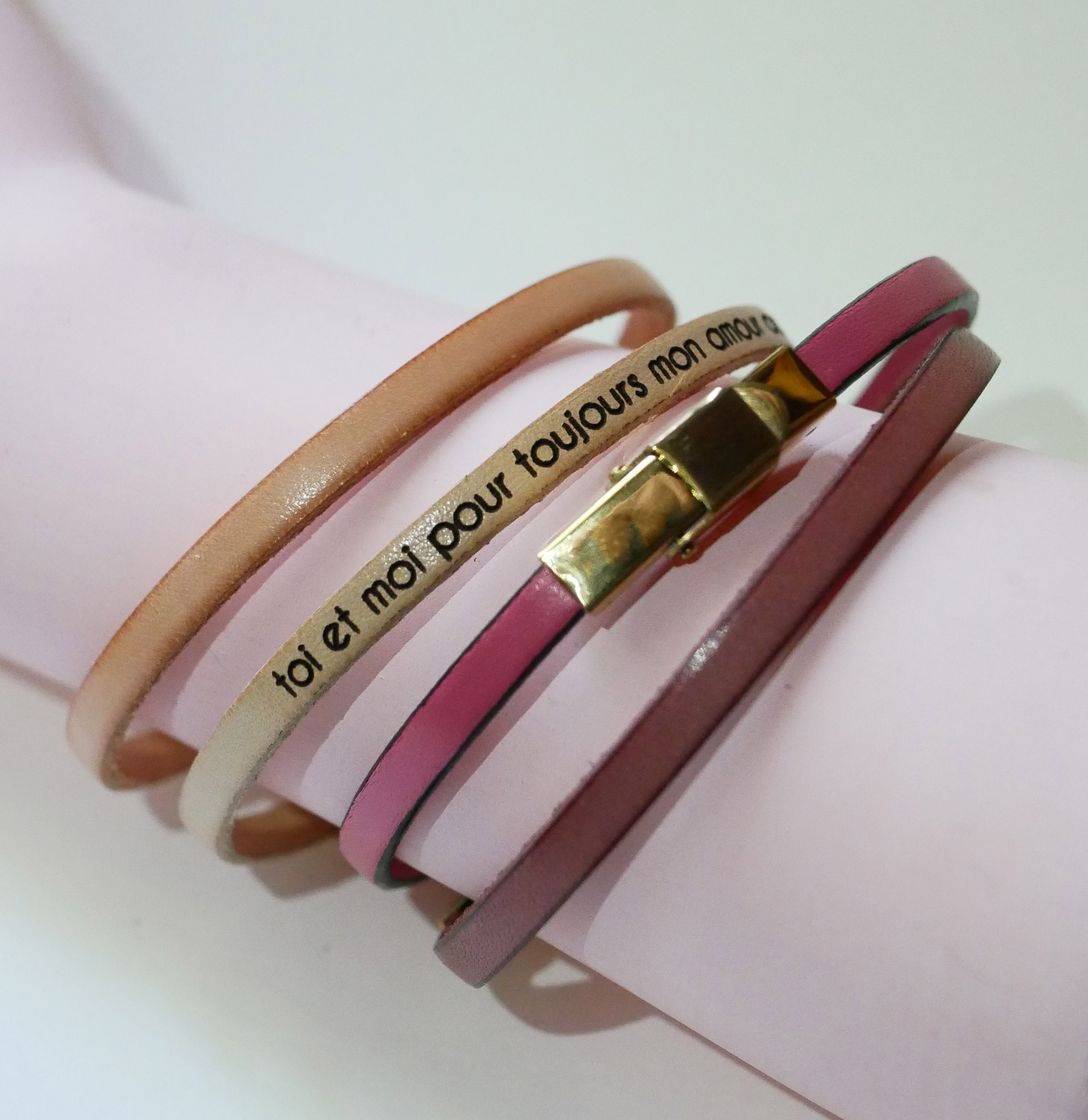 Bracelet cuir fin fermoir doré ajustable personnalisable par gravure 