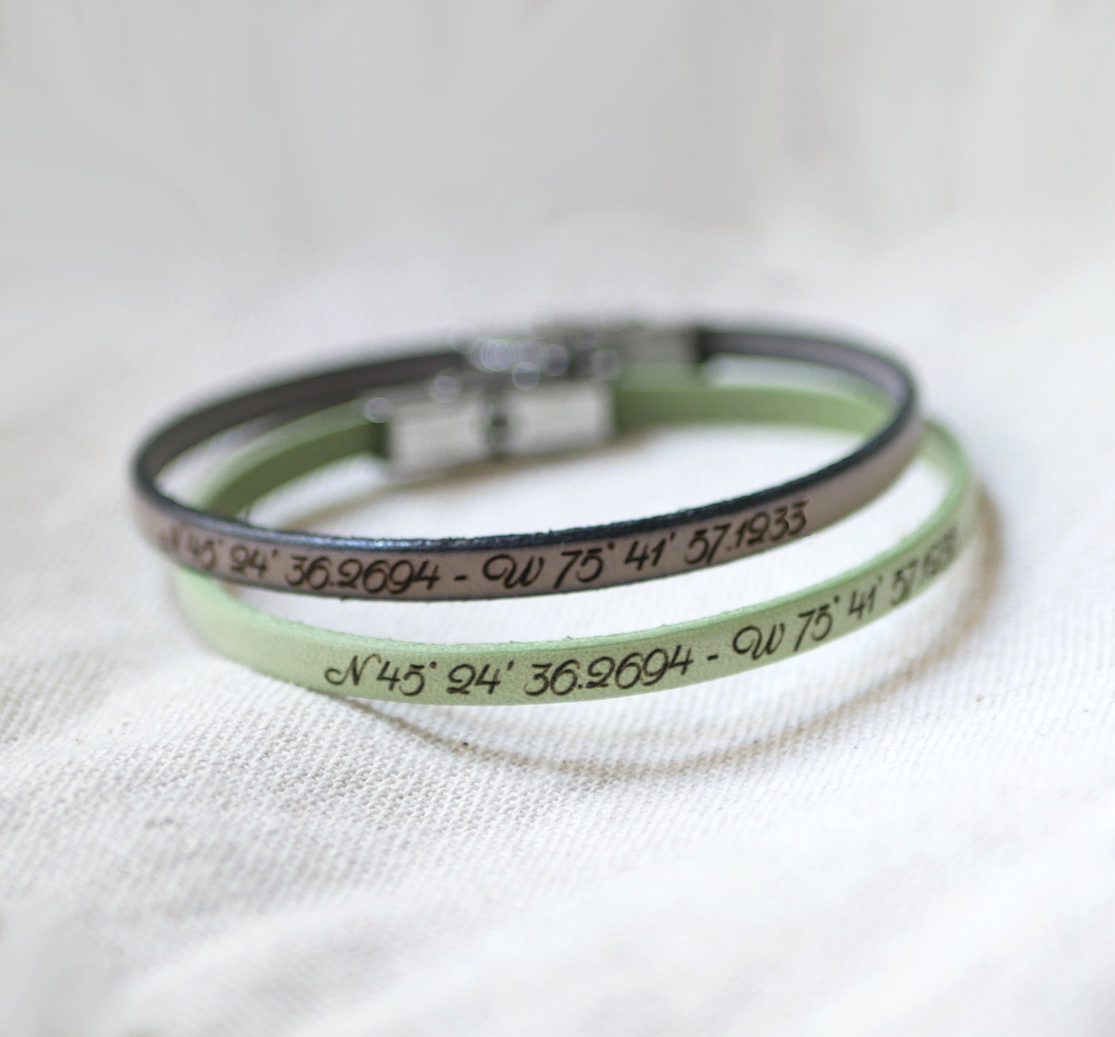 Cadeau pour couple 2 bracelets en cuir personnalisés de la même gravure 