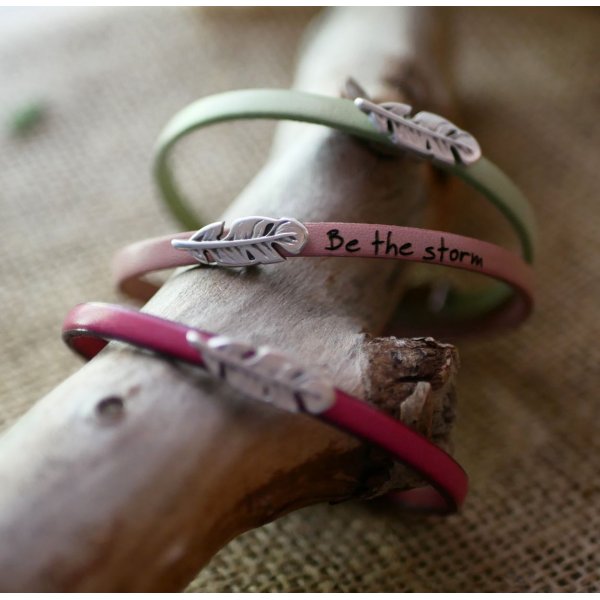 Bracelet fille cuir avec plume &agrave; personnaliser par gravure 
