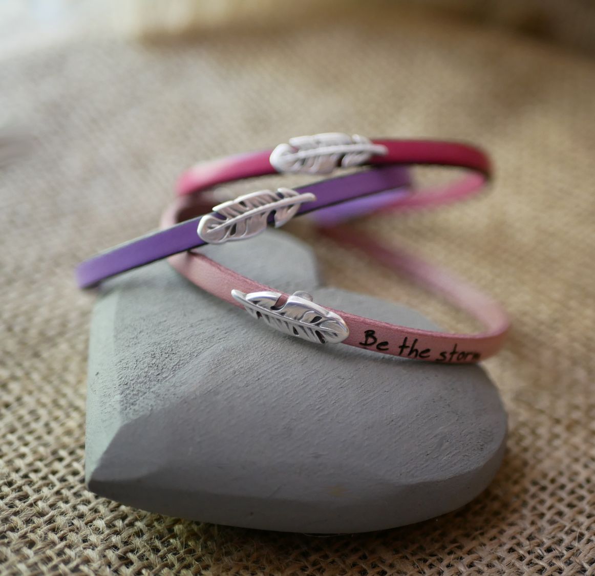 Bracelet fille cuir avec plume à personnaliser par gravure 