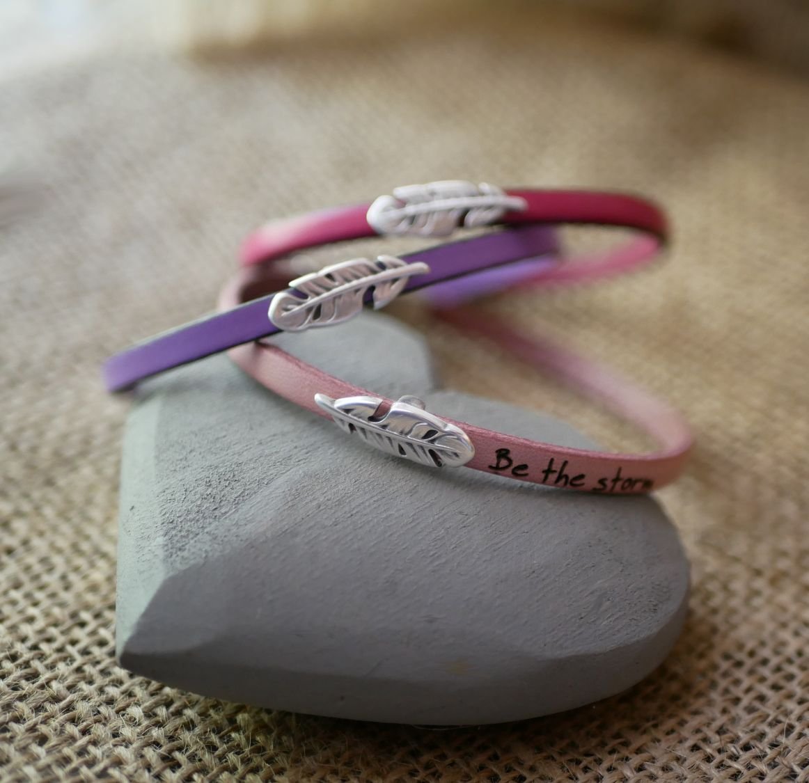 Bracelet fille cuir avec plume à personnaliser par gravure 