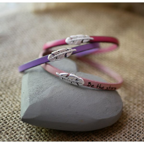 Bracelet fille cuir avec plume &agrave; personnaliser par gravure 