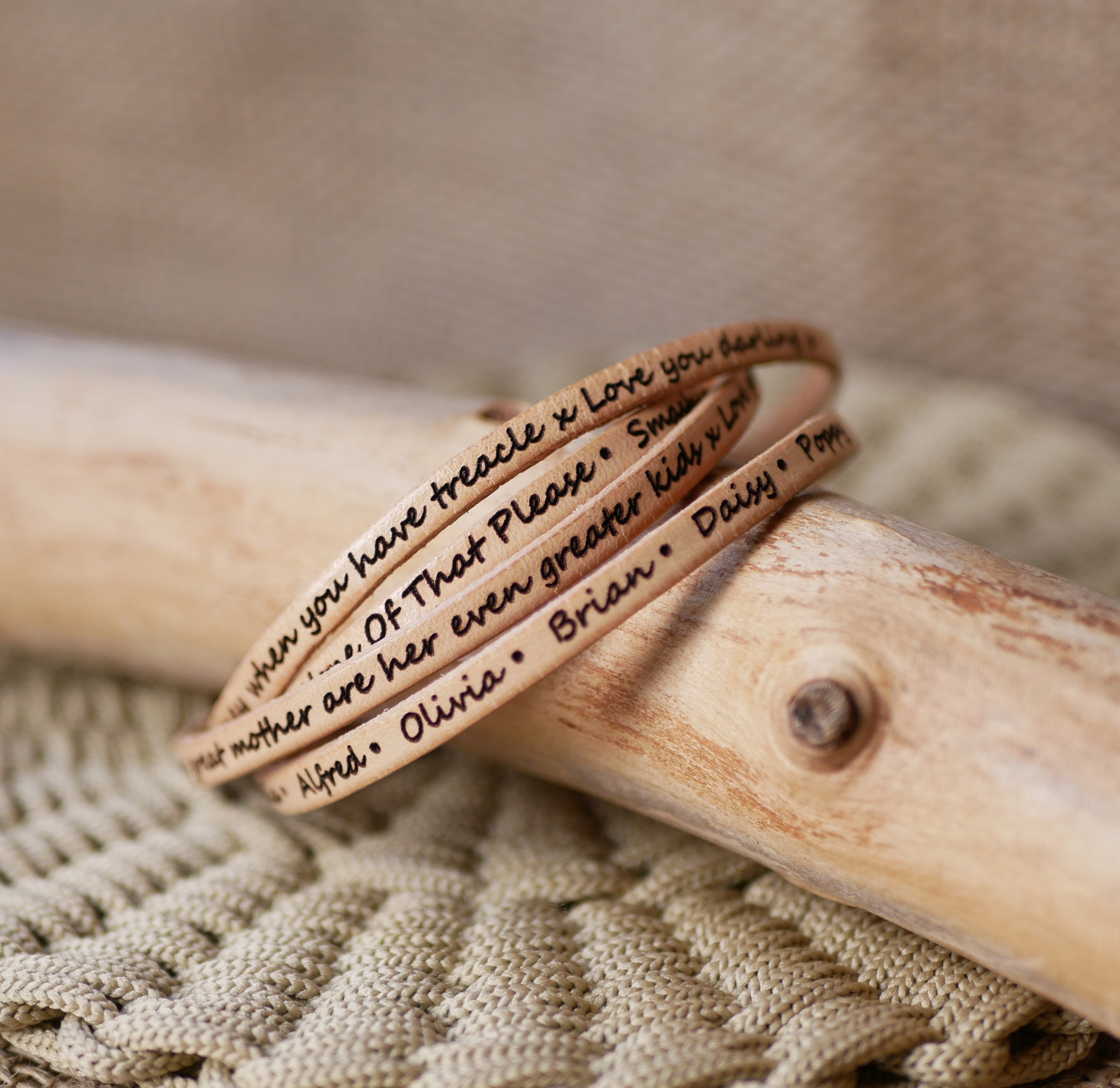 Bracelet cuir fin en 4 tours de poignet personnalisé par gravure