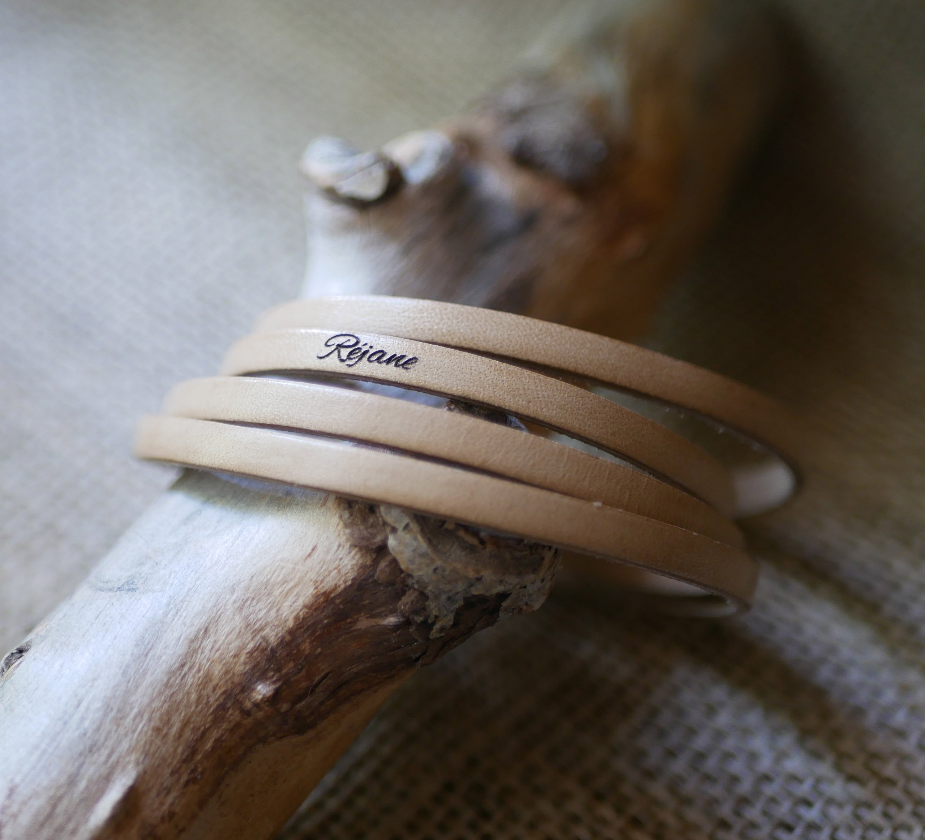 Bracelet cuir fin en 4 tours de poignet personnalis&eacute; par gravure