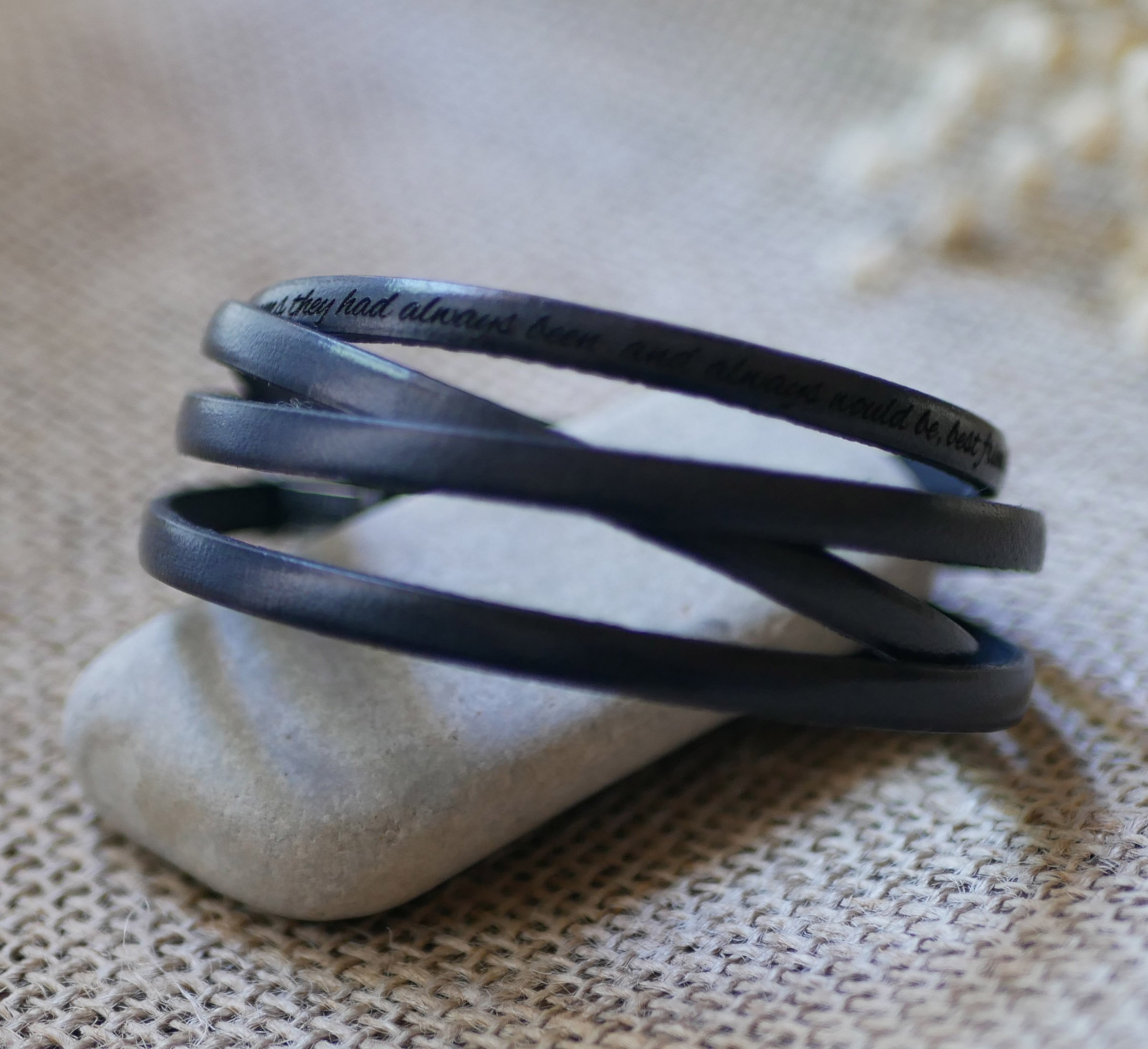 Bracelet cuir fin en 4 tours de poignet personnalis&eacute; par gravure