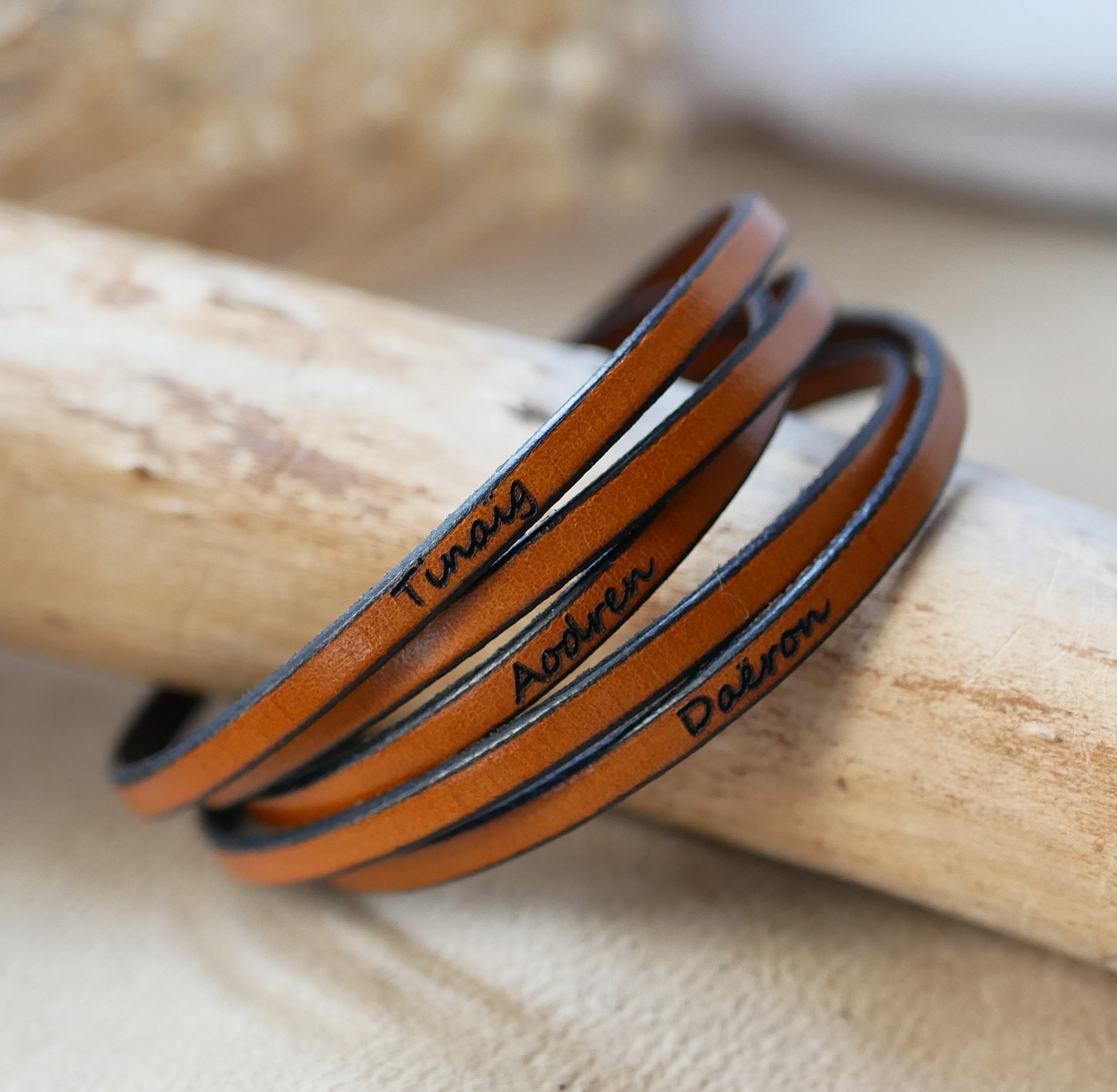 Bracelet cuir fin en 5 tours pour homme ou femme gravé personnalisé de prénoms