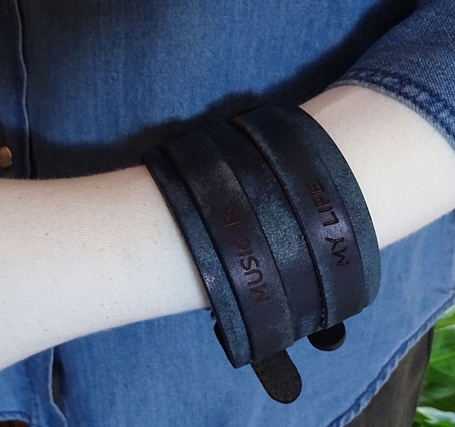 Bracelet manchette homme grav&eacute; personnalis&eacute; 