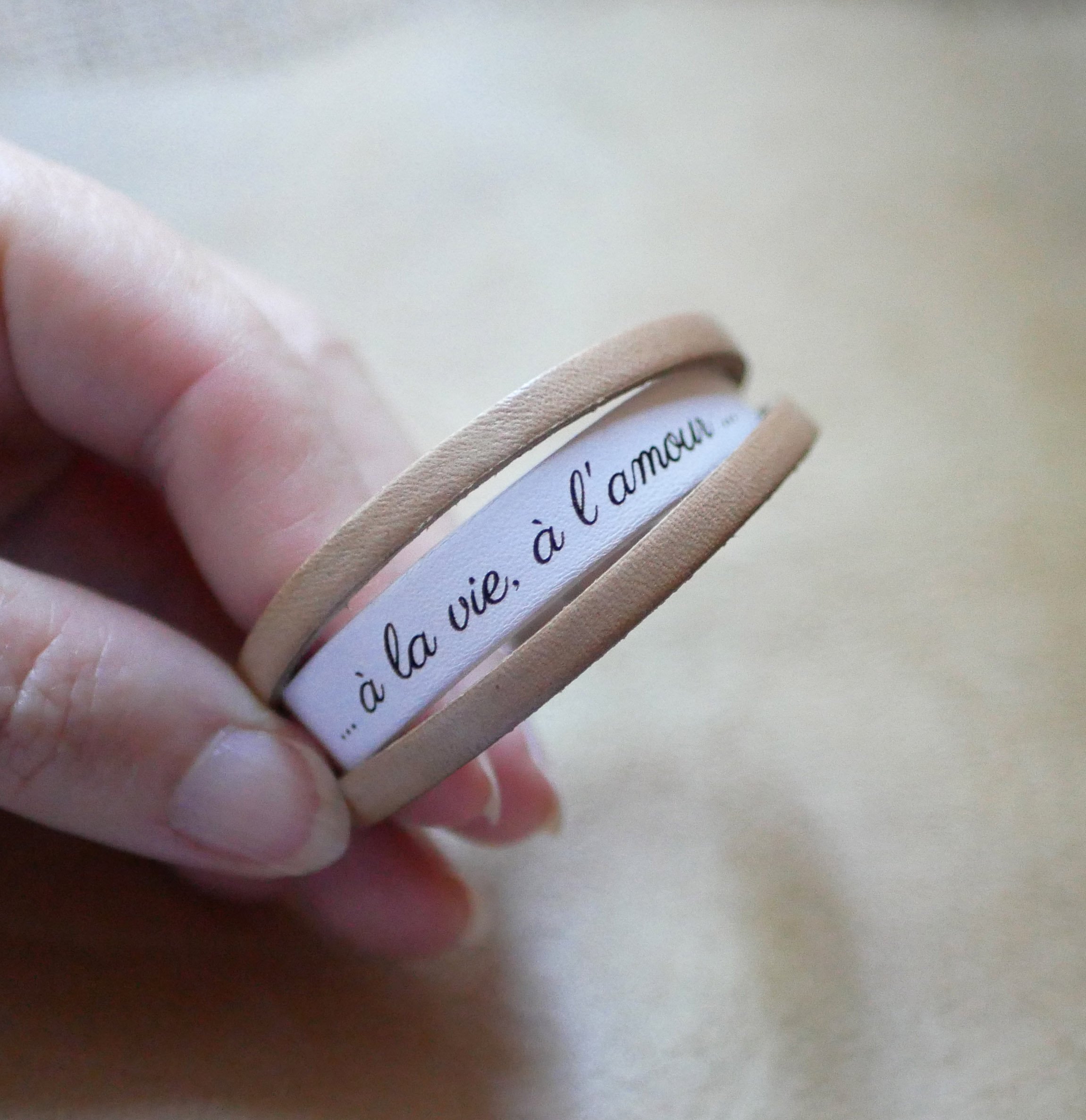 Bracelet cuir homme bicolore avec message grav&eacute; cach&eacute;