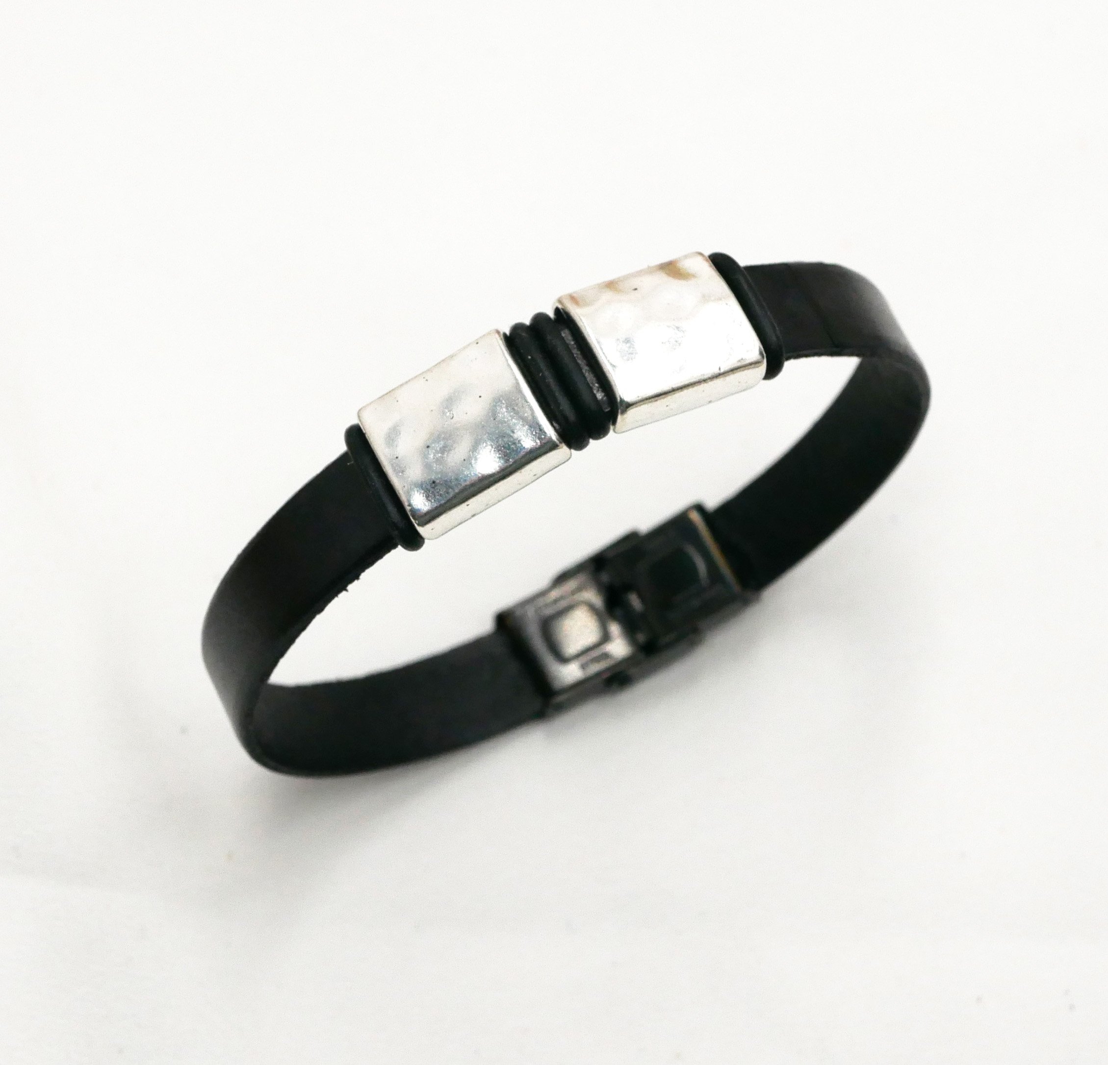 Bracelet cuir homme aux carrés martelés en métal à personnaliser