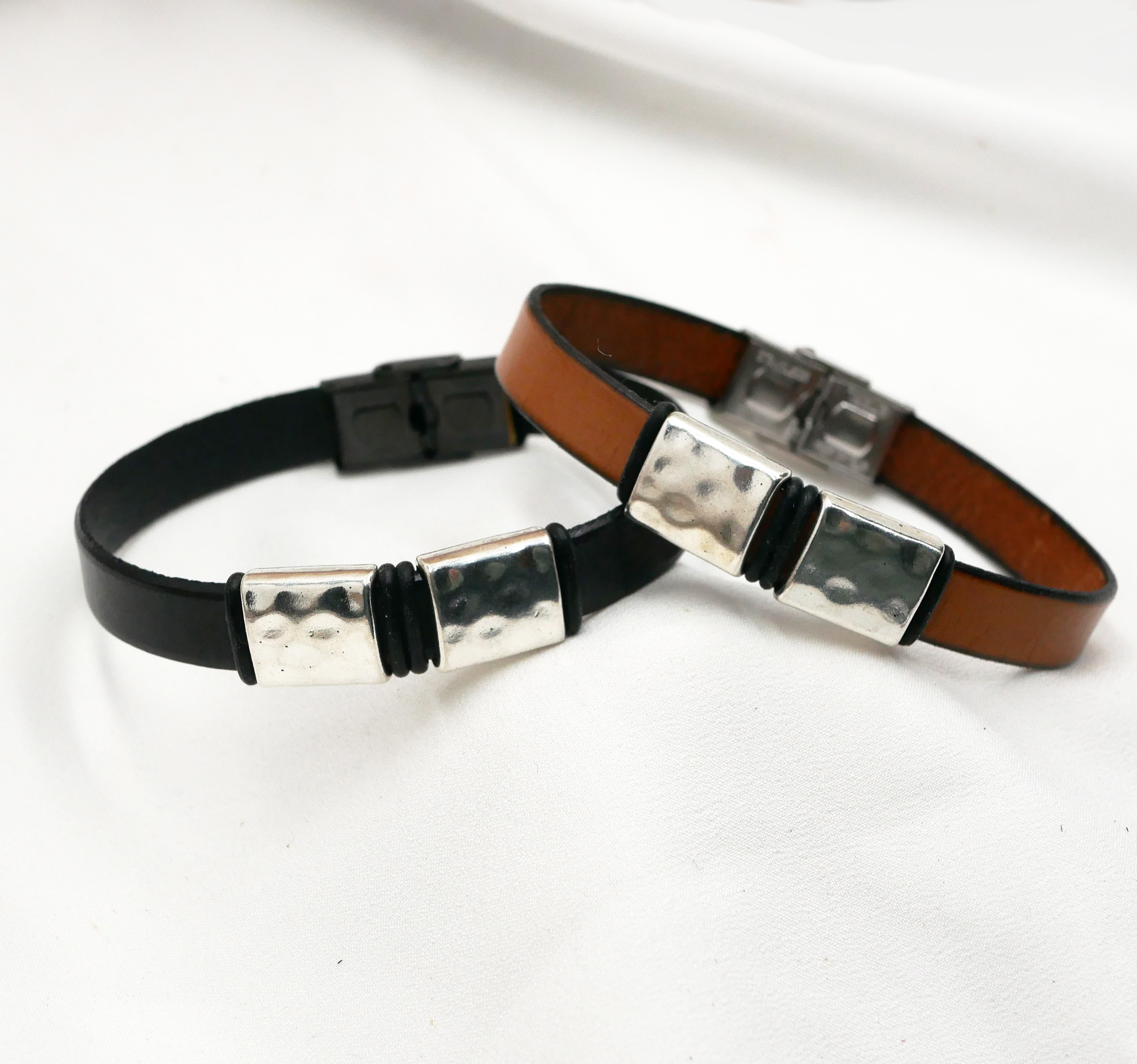 Bracelet cuir homme aux carrées martelés en métal à personnaliser