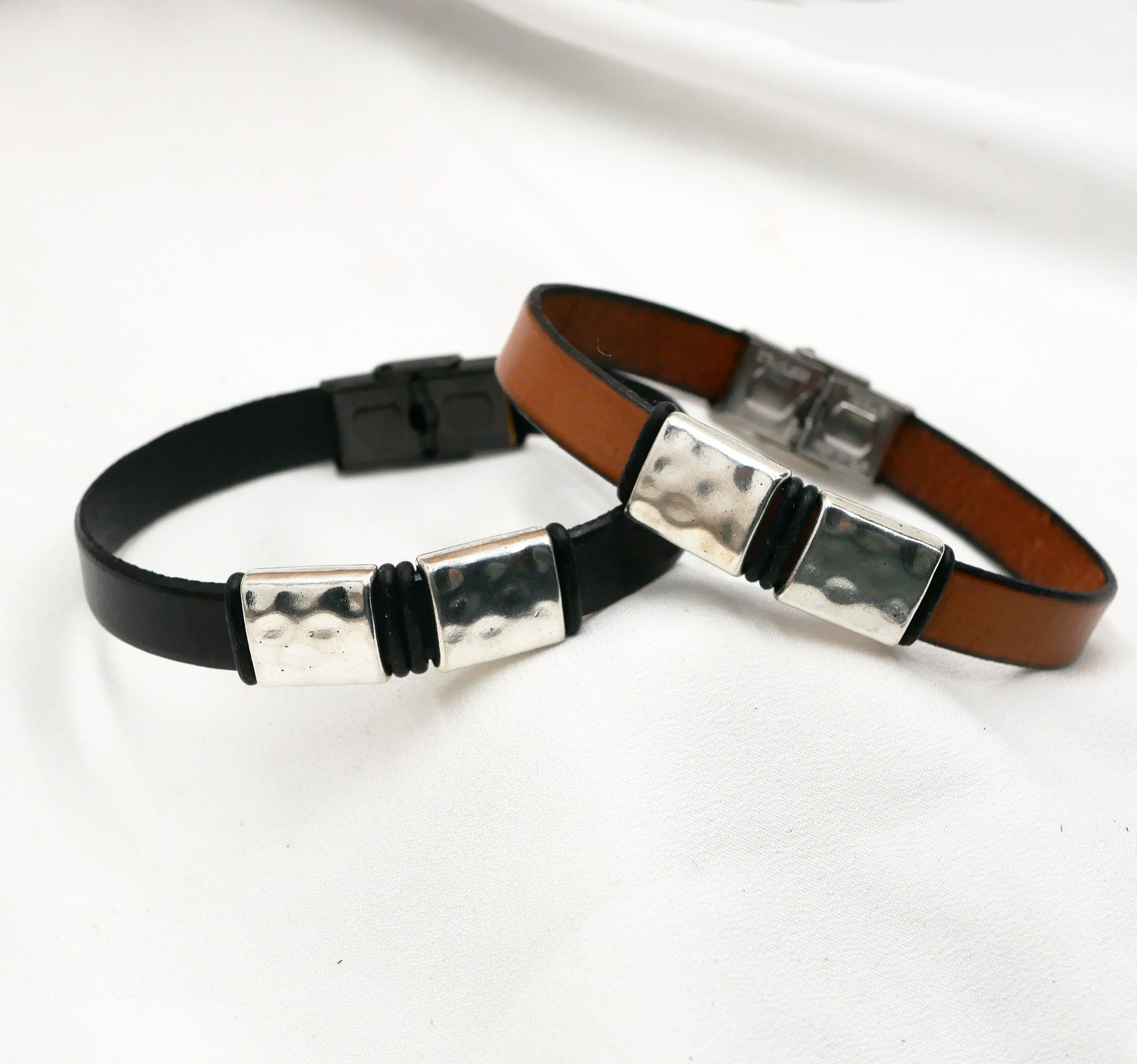 Bracelet cuir homme aux carrés martelés en métal à personnaliser