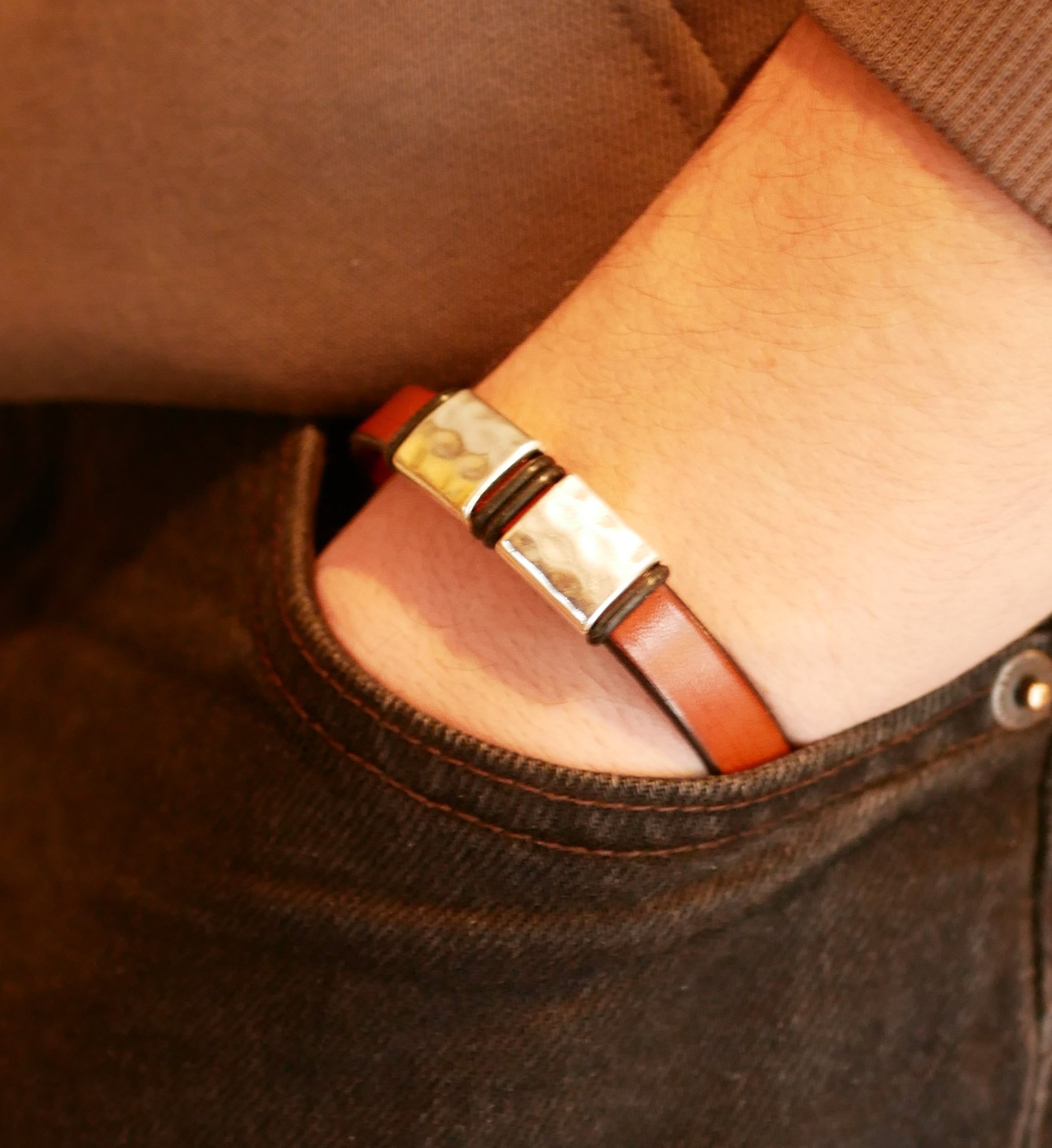 Bracelet cuir homme aux carrés martelés en métal à personnaliser