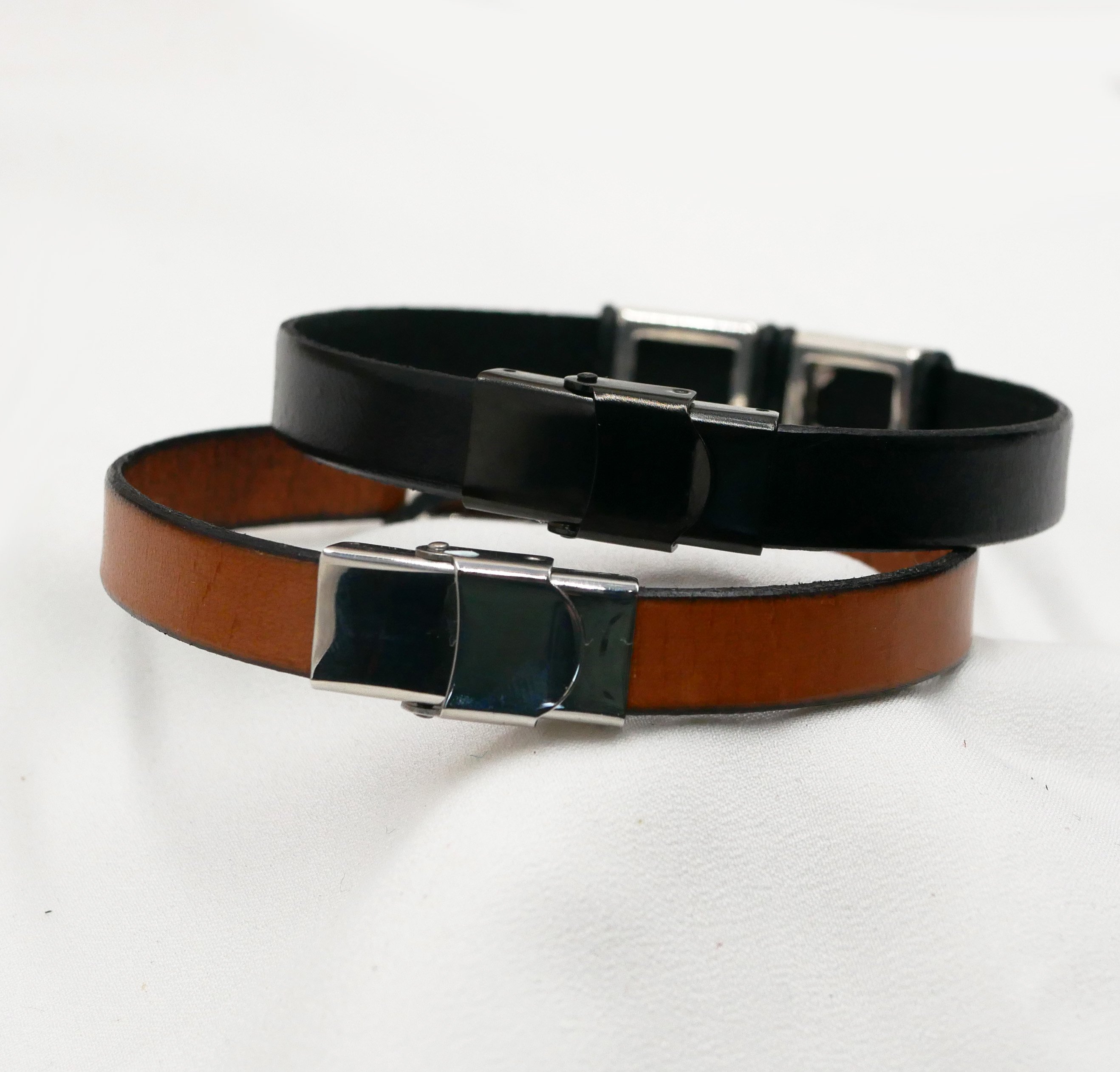 Bracelet cuir homme aux carrés martelés en métal à personnaliser