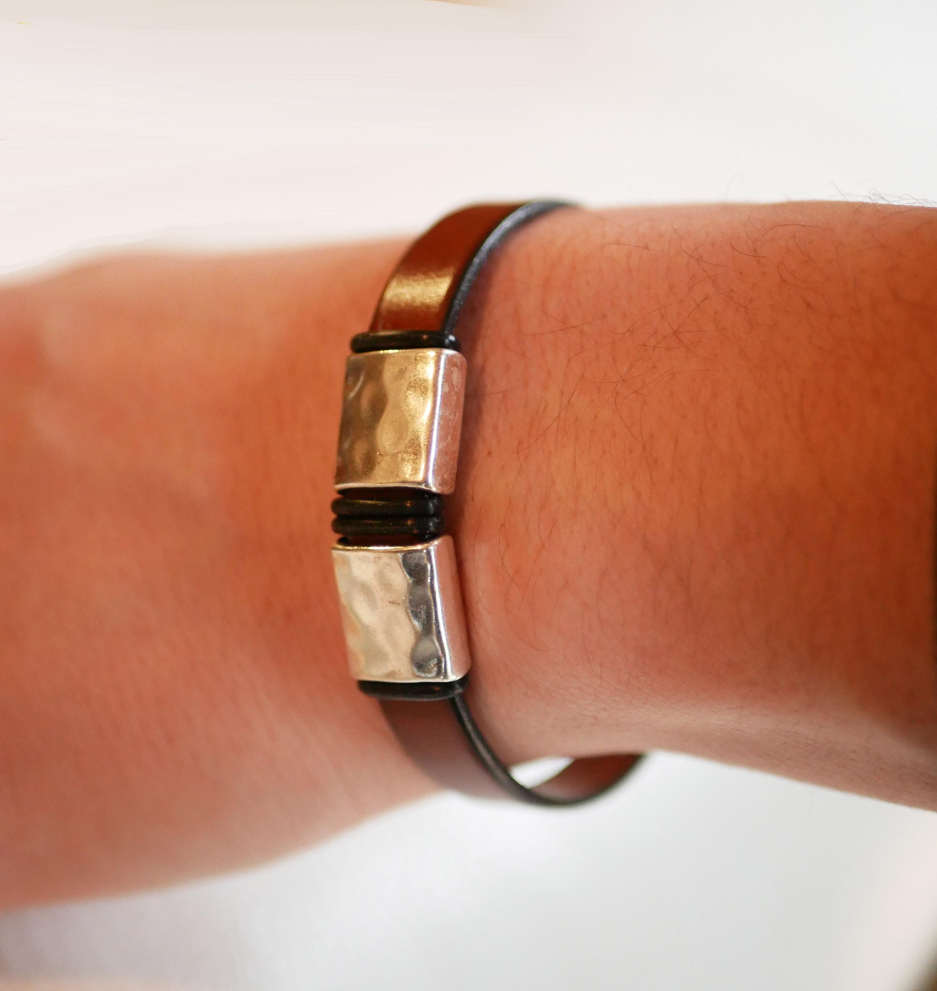 Bracelet cuir homme aux carrés martelés en métal à personnaliser