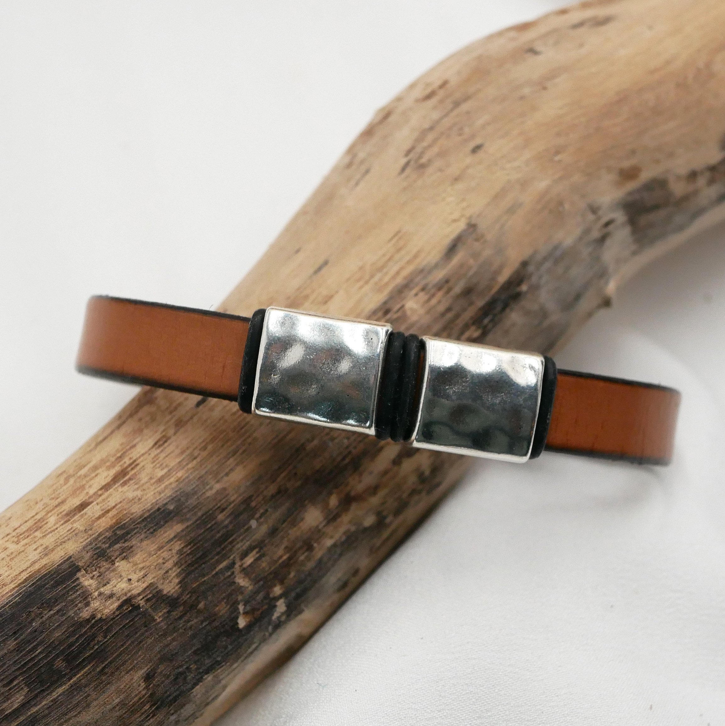 Bracelet cuir homme aux carrés martelés en métal à personnaliser