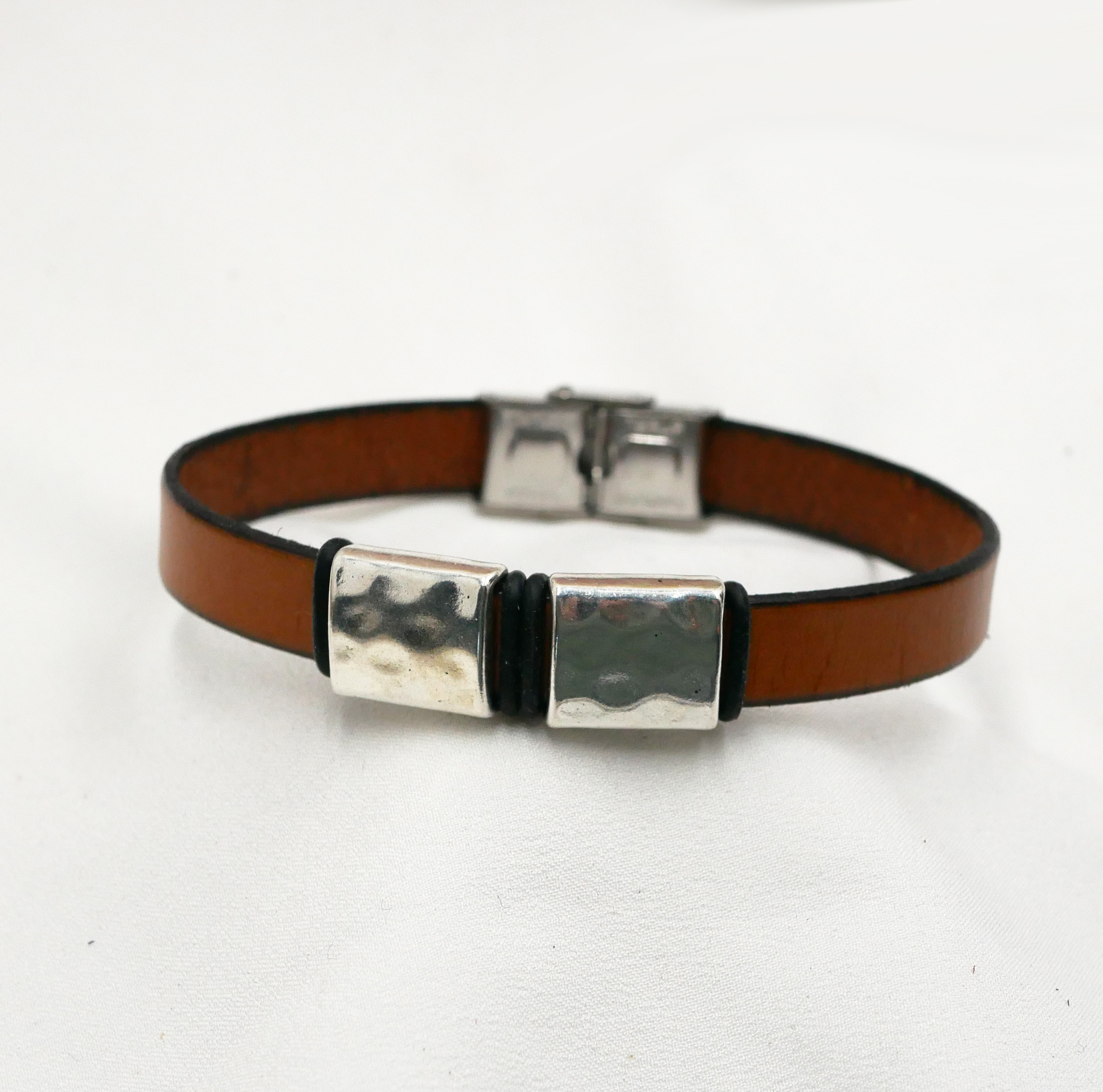 Bracelet cuir homme aux carrés martelés en métal à personnaliser