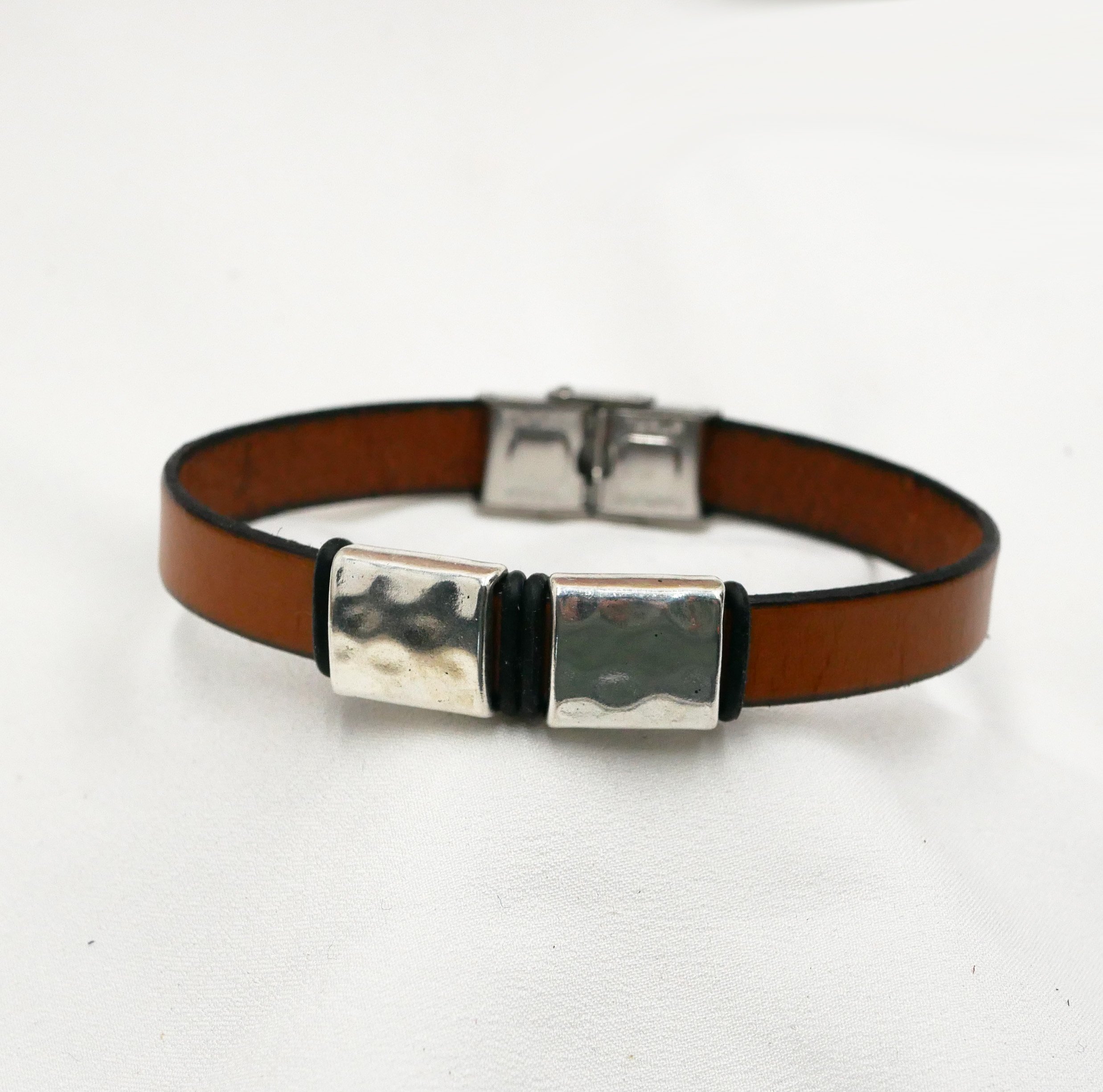 Bracelet cuir homme aux carrés martelés en métal à personnaliser