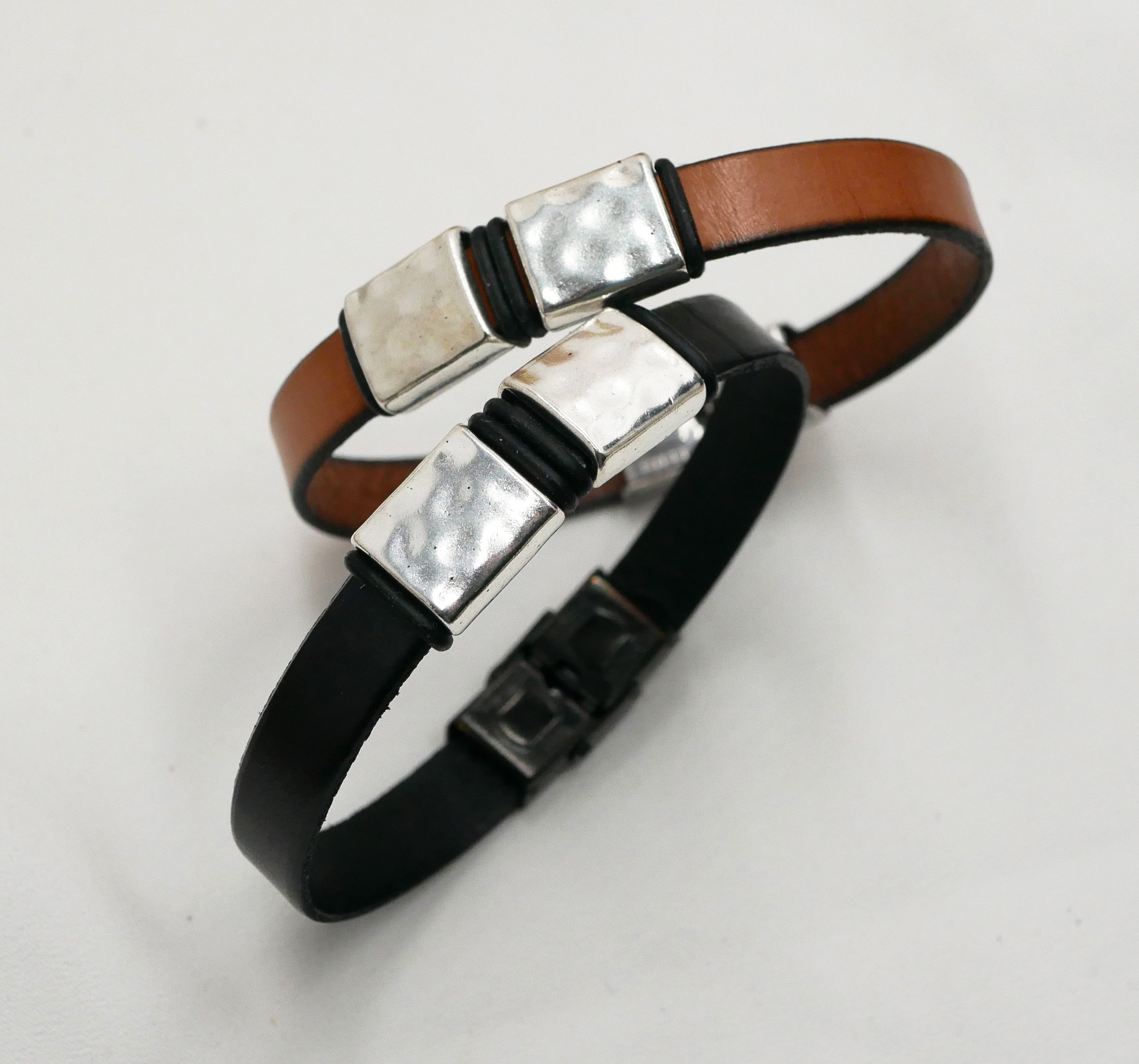 Bracelet cuir homme aux carr&eacute;s martel&eacute;s en m&eacute;tal &agrave; personnaliser