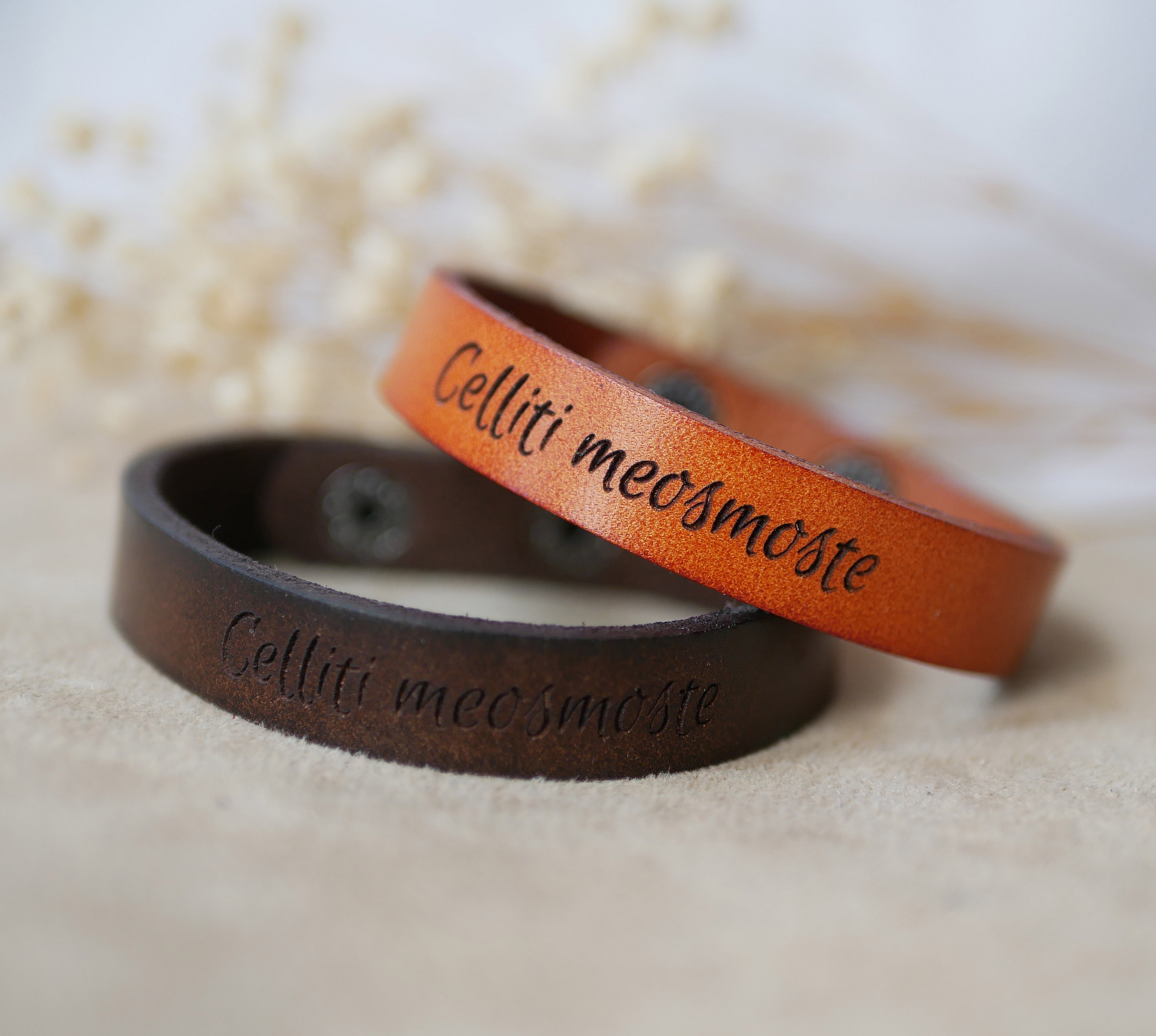 Bracelet cuir marron fonc&eacute; Mixte grav&eacute; personnalis&eacute; &agrave; boutons pressions