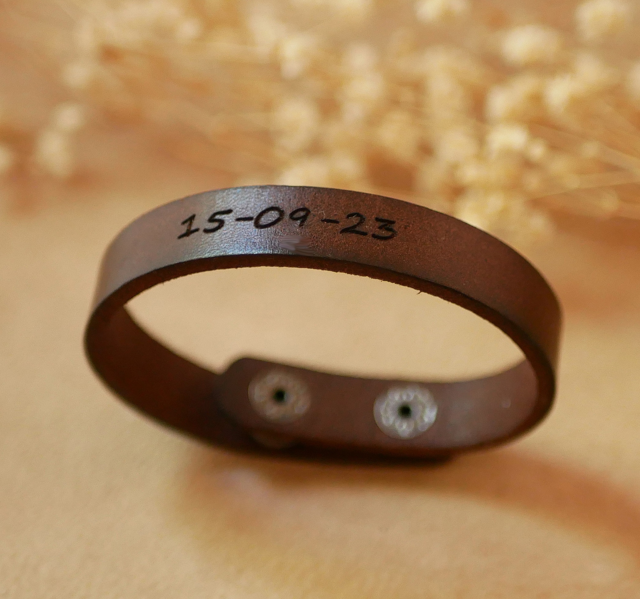 Bracelet cuir marron fonc&eacute; Mixte grav&eacute; personnalis&eacute; &agrave; boutons pressions