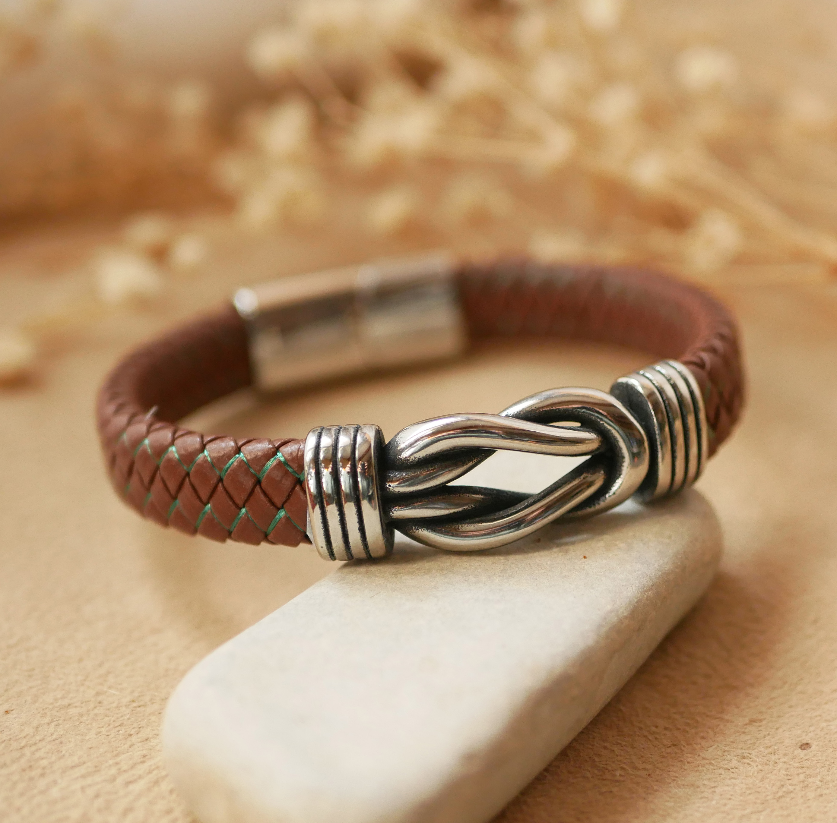 Bracelet cuir marron tressé au noeud celtique fermoir acier magnétique