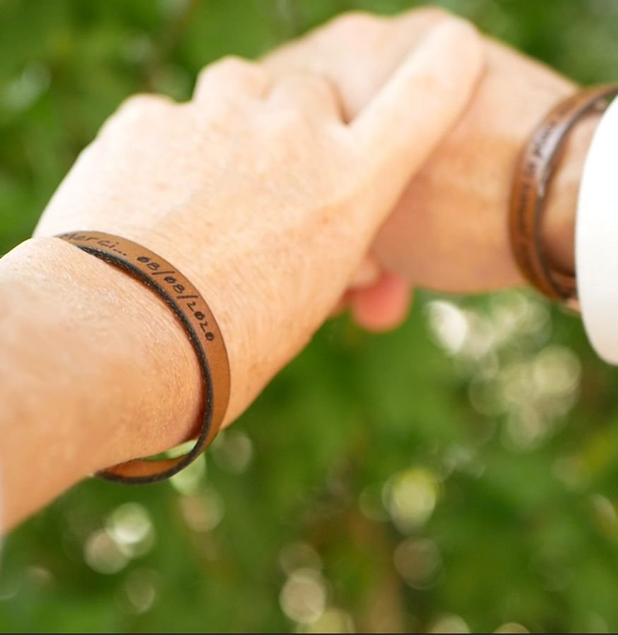 Cadeau gravé pour couple : 2 bracelet cuir personnalisés par la même gravure 