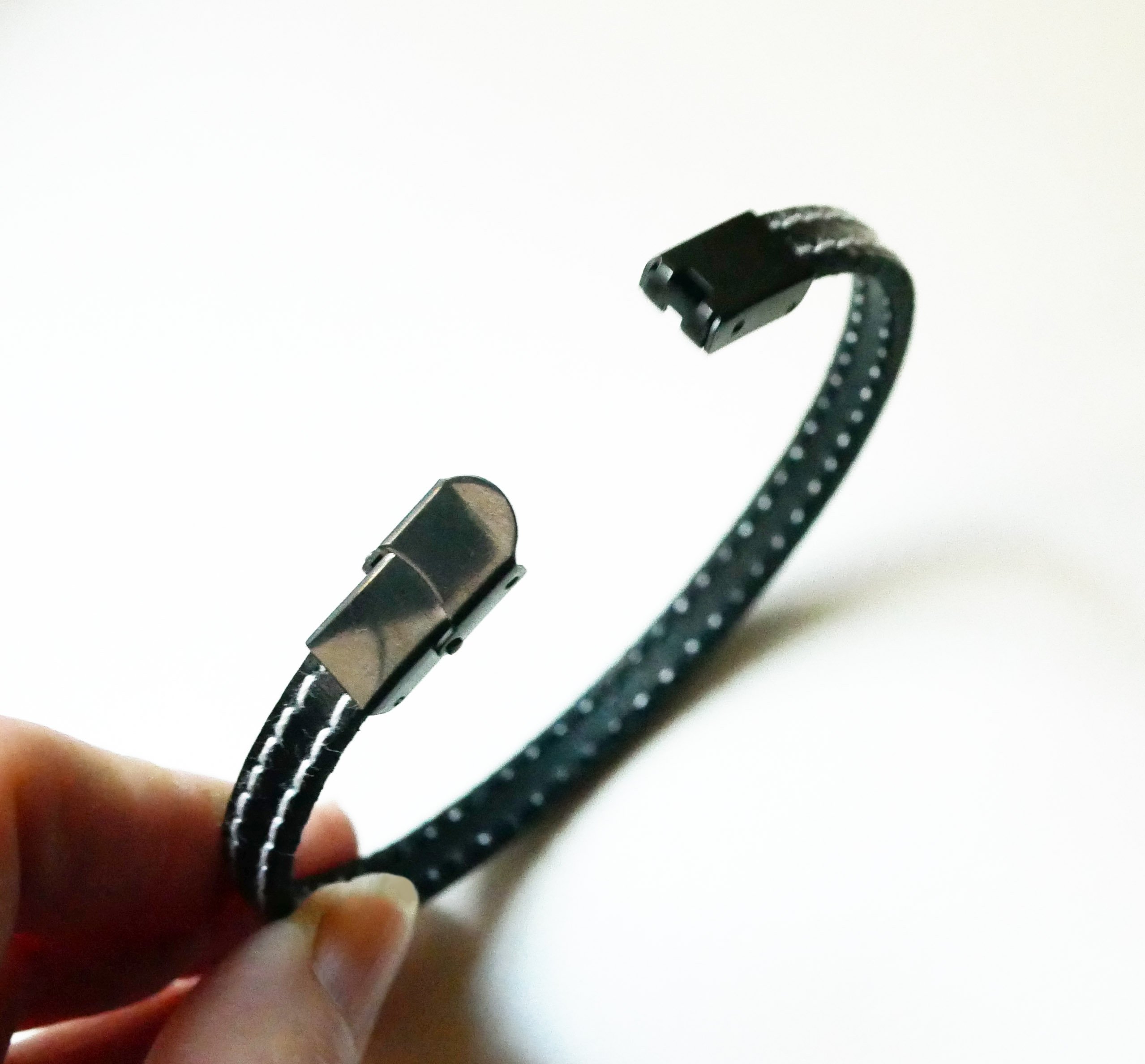 Bracelet cuir noir doubles surpiq&ucirc;res blanches taille ajustable