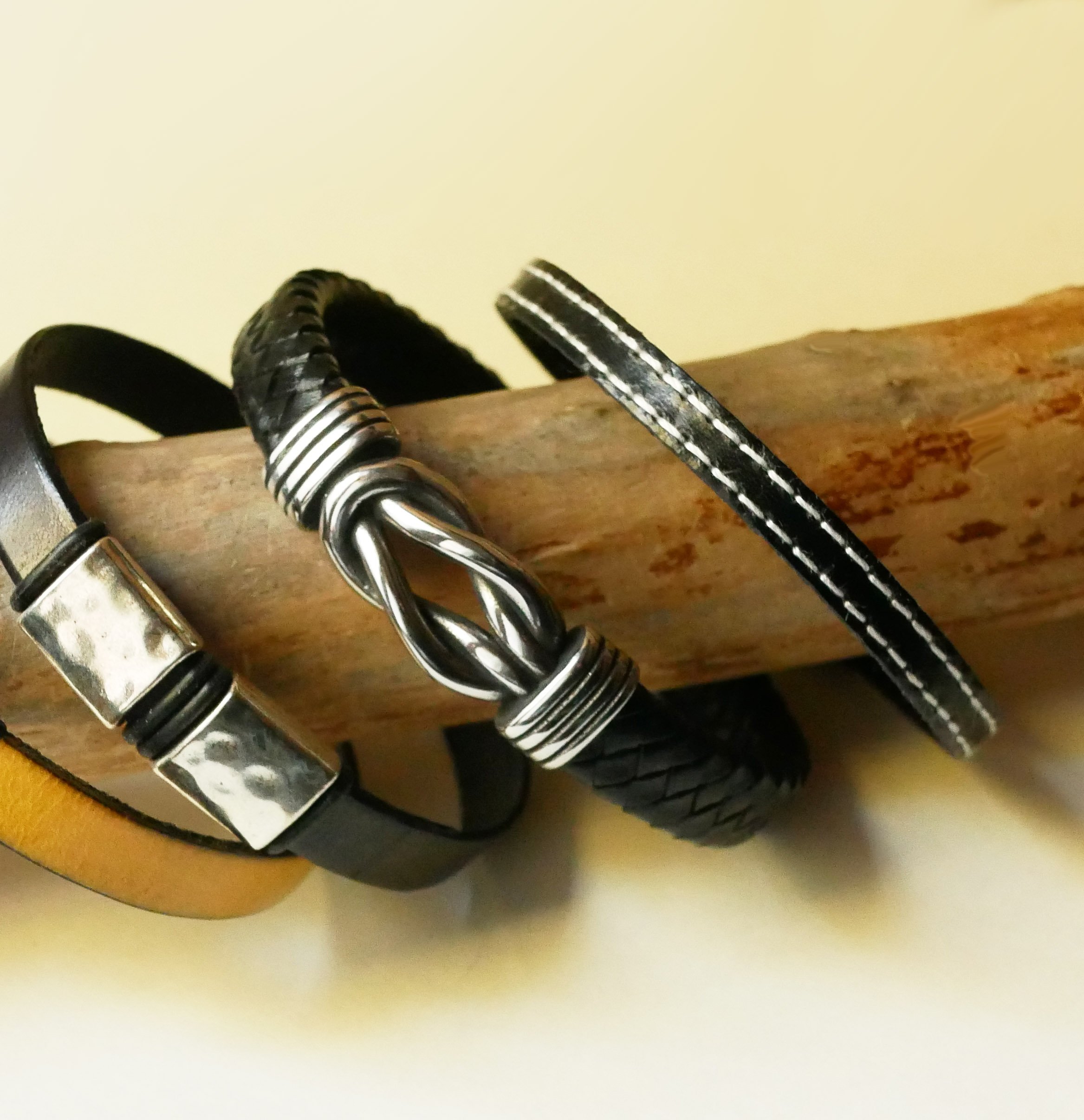 Bracelet cuir noir doubles surpiq&ucirc;res blanches taille ajustable