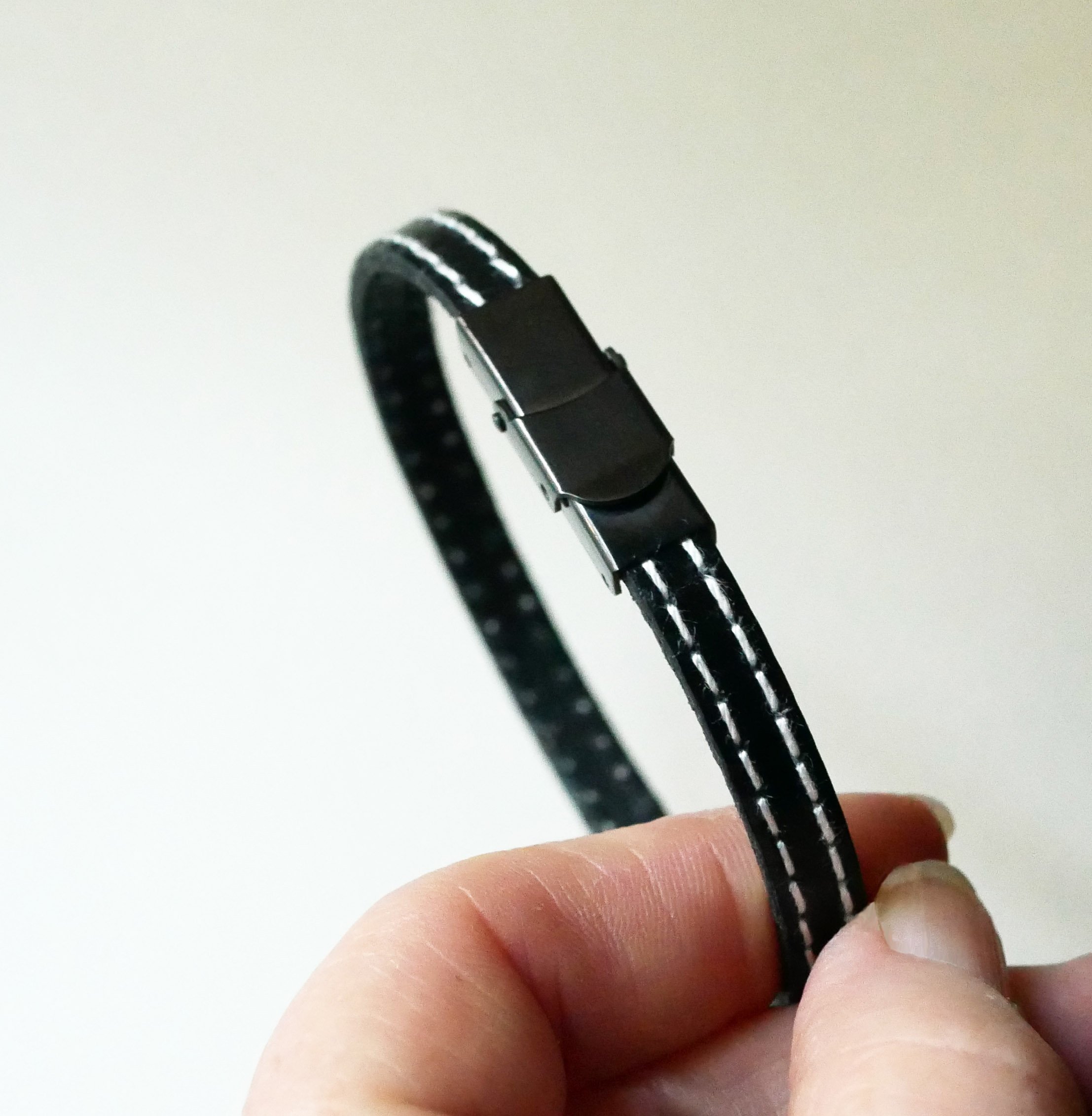 Bracelet cuir noir doubles surpiq&ucirc;res blanches taille ajustable