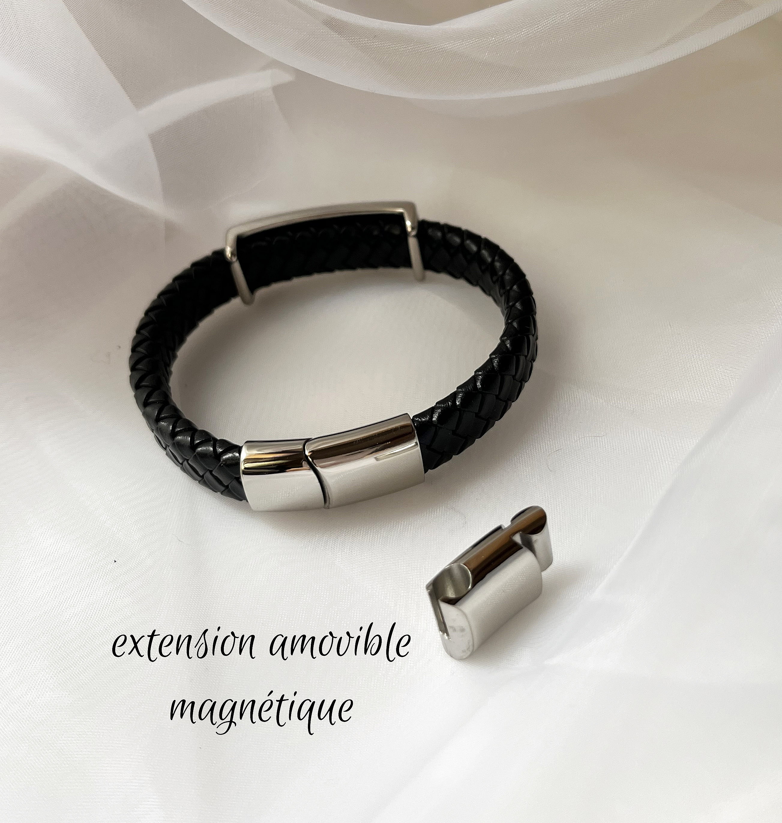 Bracelet en cuir noir avec extension magnétique amovible personnalisable.