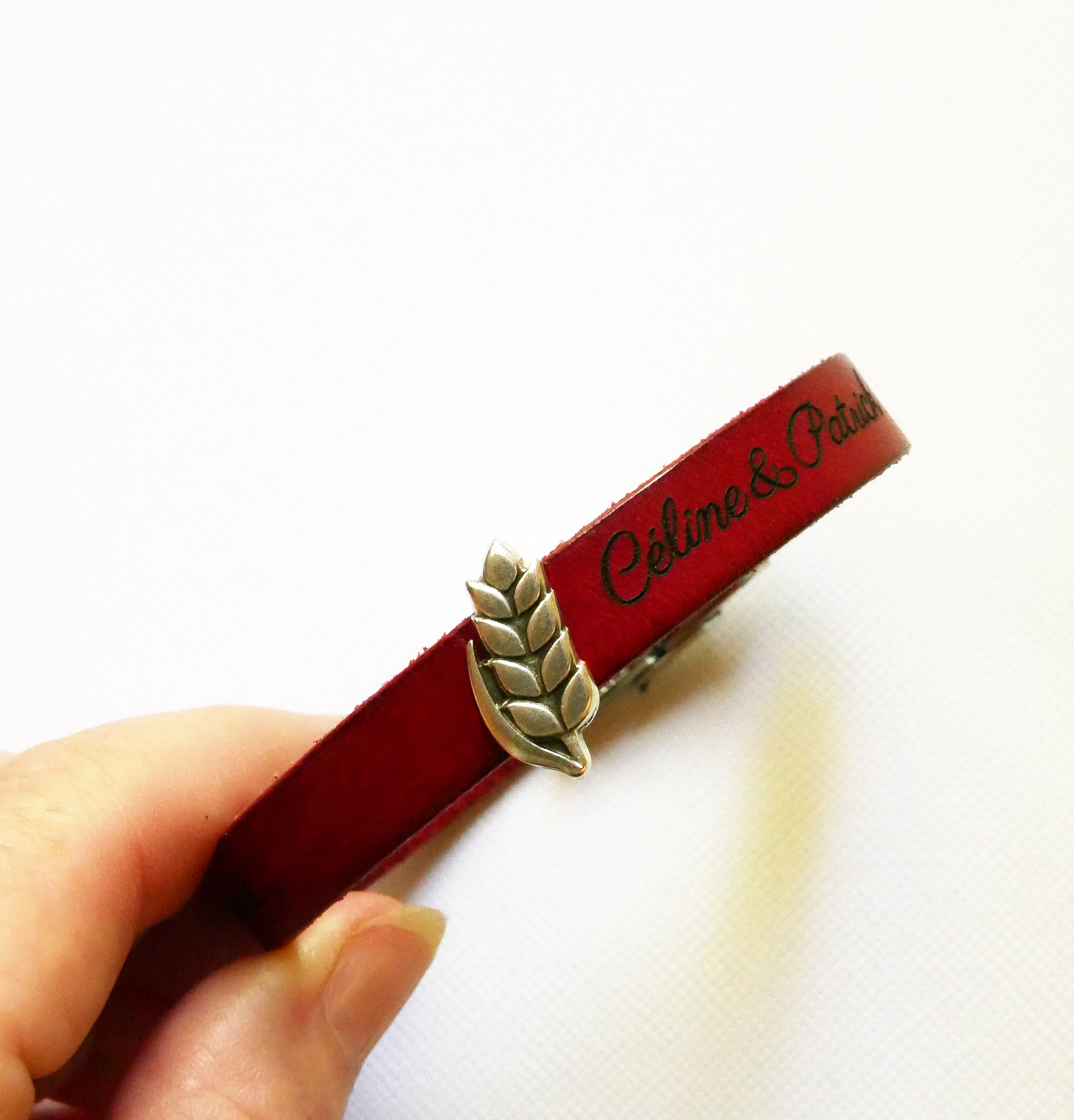 Bracelet cuir rouge personnalisé avec passant métal épi blé.