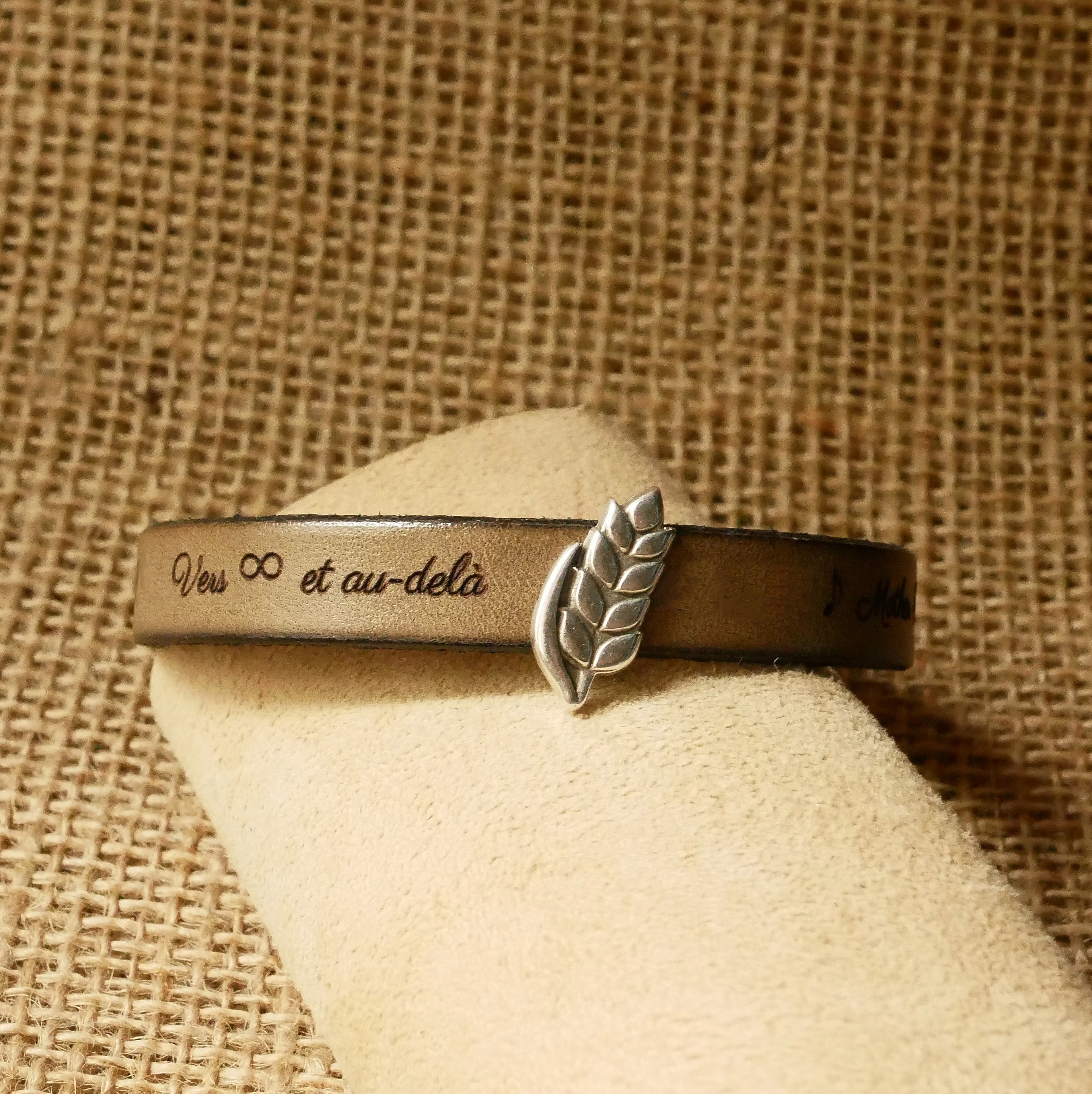 Bracelet en cuir personnalisé avec passant motif épi blé.