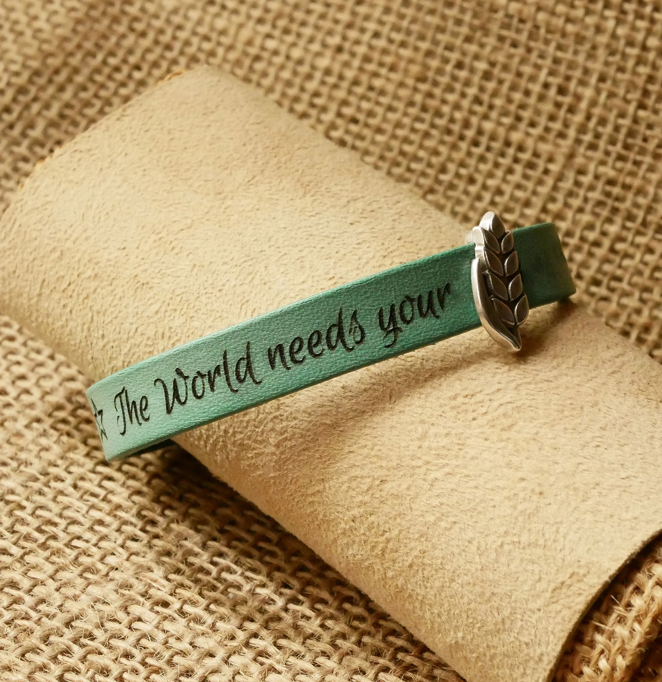 Bracelet en cuir vert personnalisé avec passant épi de blé.