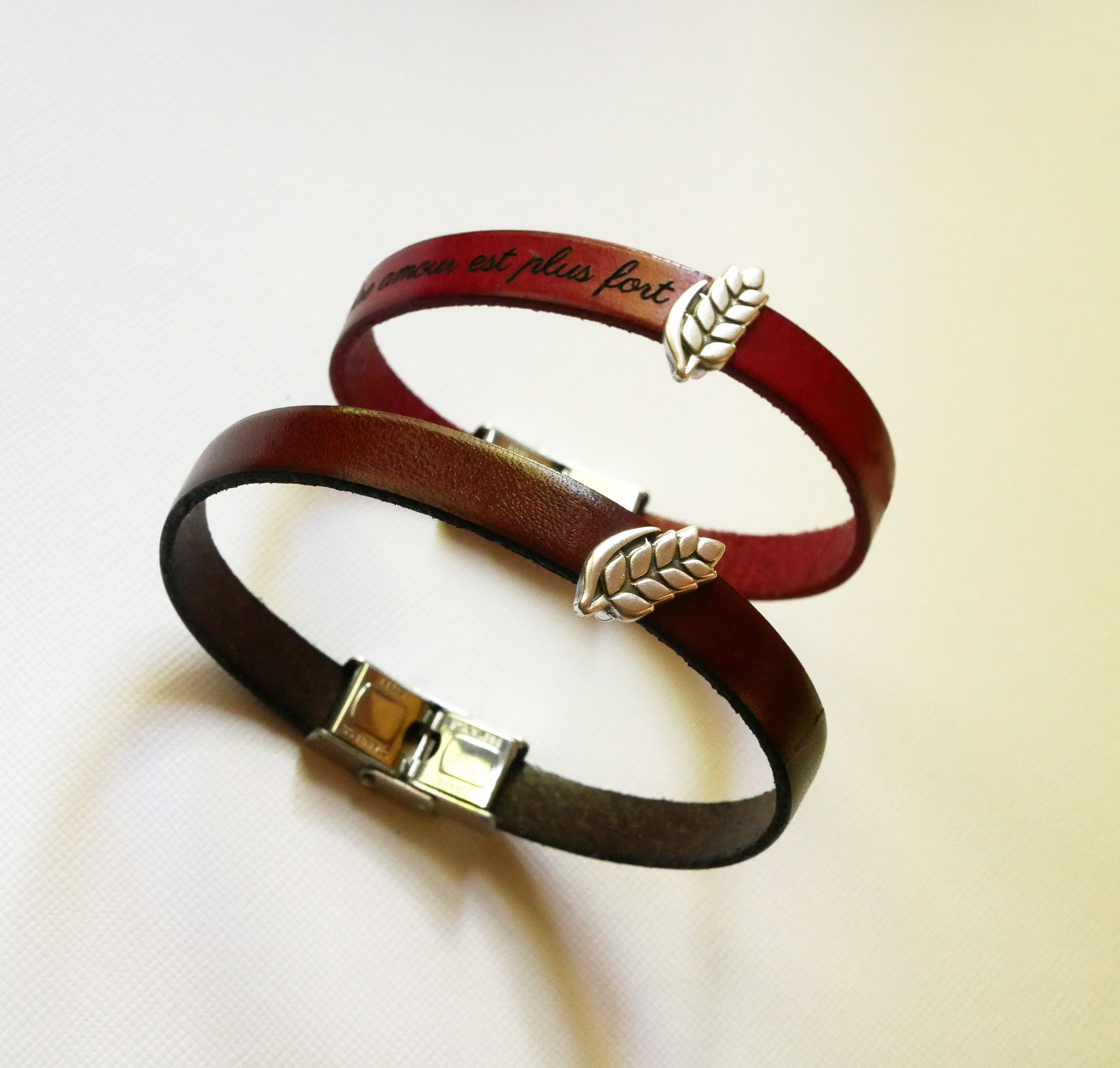 Bracelets en cuir personnalisés avec passant motif épi blé.